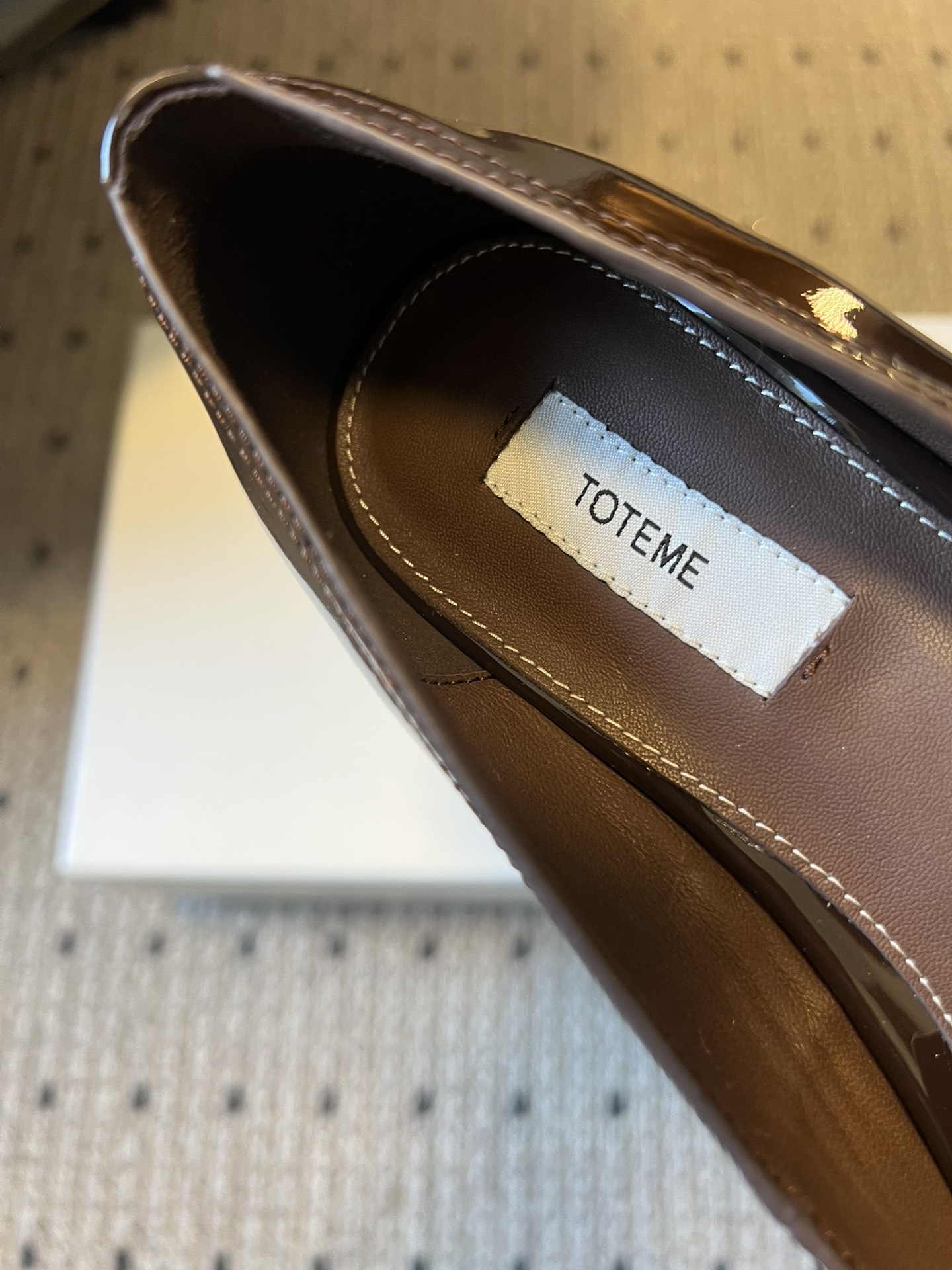 Totem*26ss 早春新款低跟浅口尖头休闲鞋TOTEME由Elin Kling与Karl Lindm