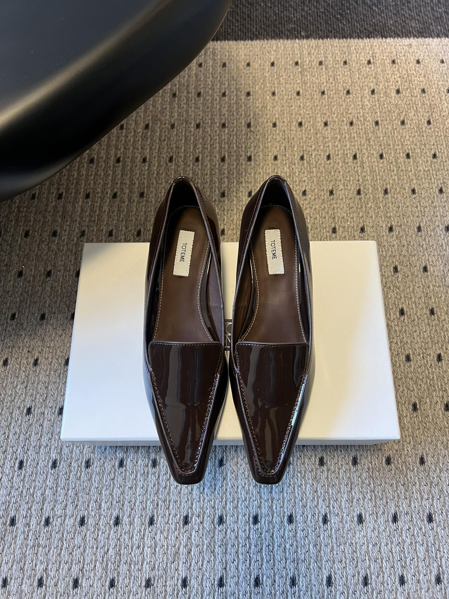 NO:682367,Totem*26ss early spring new low-heeled shallow mouth pointed-toe casual shoes. TOTEME was founded in 2014 by Elin Kling and Karl Lindman. It is headquartered in Stockholm, Sweden. It focuses on Scandinavian minimalist aesthetics and focuses on the combination of practicality and classic design. The pointed-toe silhouette is both architectural and elegant, and the 4cm low heel combines comfort and style. It is suitable for commuting, leisure and other scenes.  .A classic minimalist style item that can be paired with wide-leg pants, leather skirts, windbreakers, etc. to create a smart workplace style or casual daily casual style. Patent leather upper, sheepskin lining, Italian genuine leather outsole, size 35-41 (customized sizes 40 and 41 are non-refundable), heel height 4cm, single shoes, skirts, sheepskin, Leather soles19860909Totem*26ss 早春新款低跟浅口尖头休闲鞋 TOTEME由Elin Kling与Karl Lindman于2014年创立,总部位于瑞典斯德哥尔摩,主打斯堪的纳维亚极简美学,注重实用与经典设计的结合. 尖头廓形兼具建筑感与优雅感,4cm的低跟鞋跟兼顾舒适度与造型感,适配通勤、休闲等多场景穿搭 .极简风穿搭的经典单品,可搭配阔腿裤、皮裙、风衣等,打造干练的职场风或随性的日常休闲风. 鞋面漆皮 内里羊皮 鞋底意大利真皮大底 码数35-41码（40、41码定制不退换） 跟高4cm,单鞋,skirts,sheepskin,Leather soles,Women's Shoes