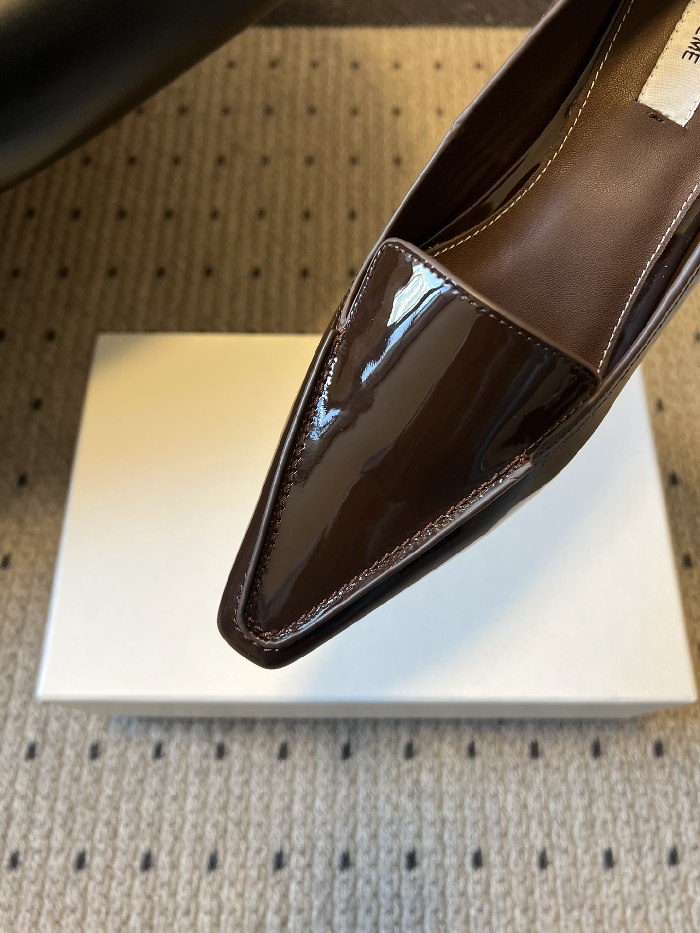 Totem*26ss 早春新款低跟浅口尖头休闲鞋TOTEME由Elin Kling与Karl Lindm