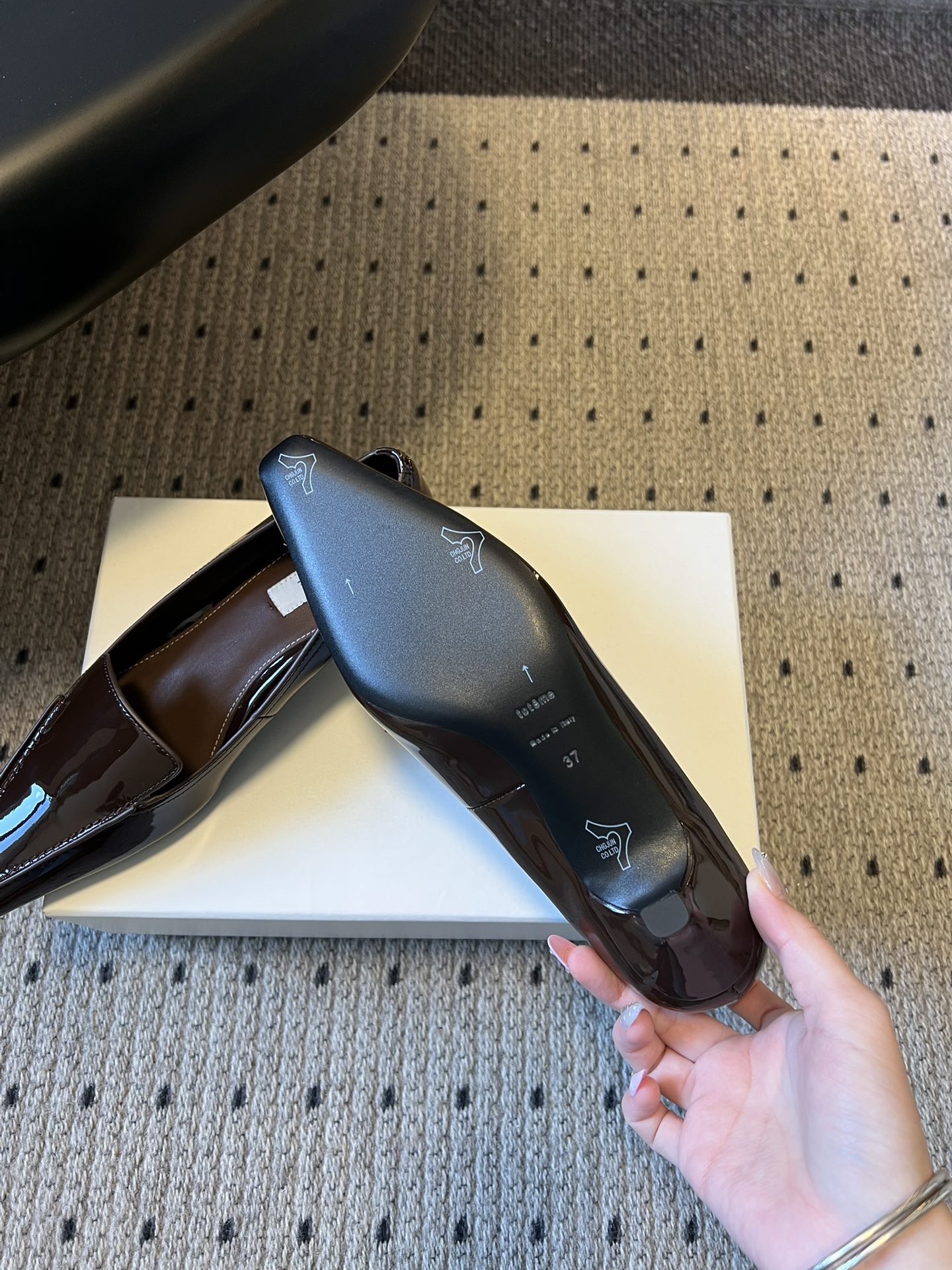 Totem*26ss 早春新款低跟浅口尖头休闲鞋TOTEME由Elin Kling与Karl Lindm