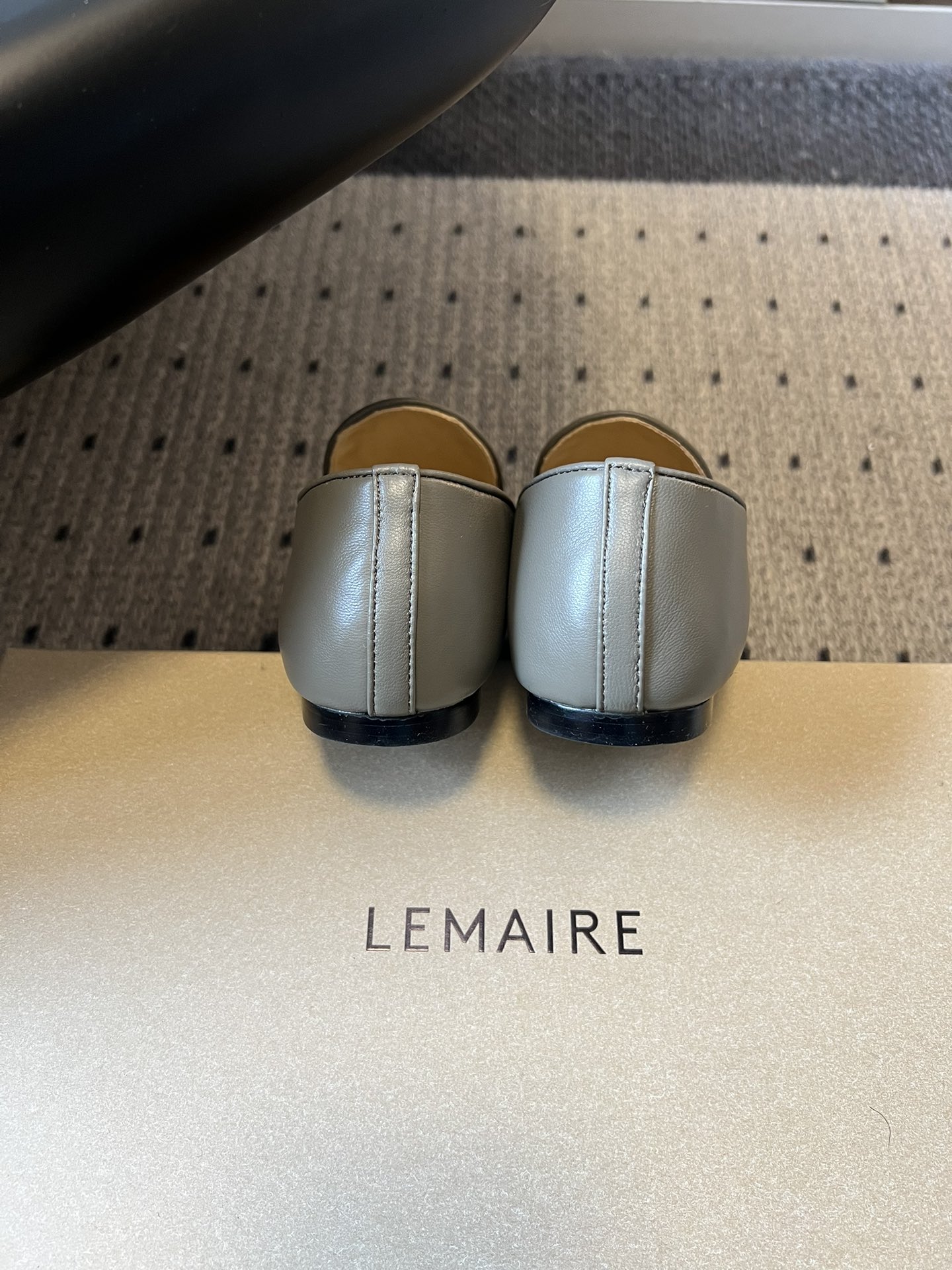 Lemair*26ss早春新款方头乐福鞋平底鞋休闲鞋鞋身无多余装饰，仅通过一体成型的鞋面剪裁和极简包边工