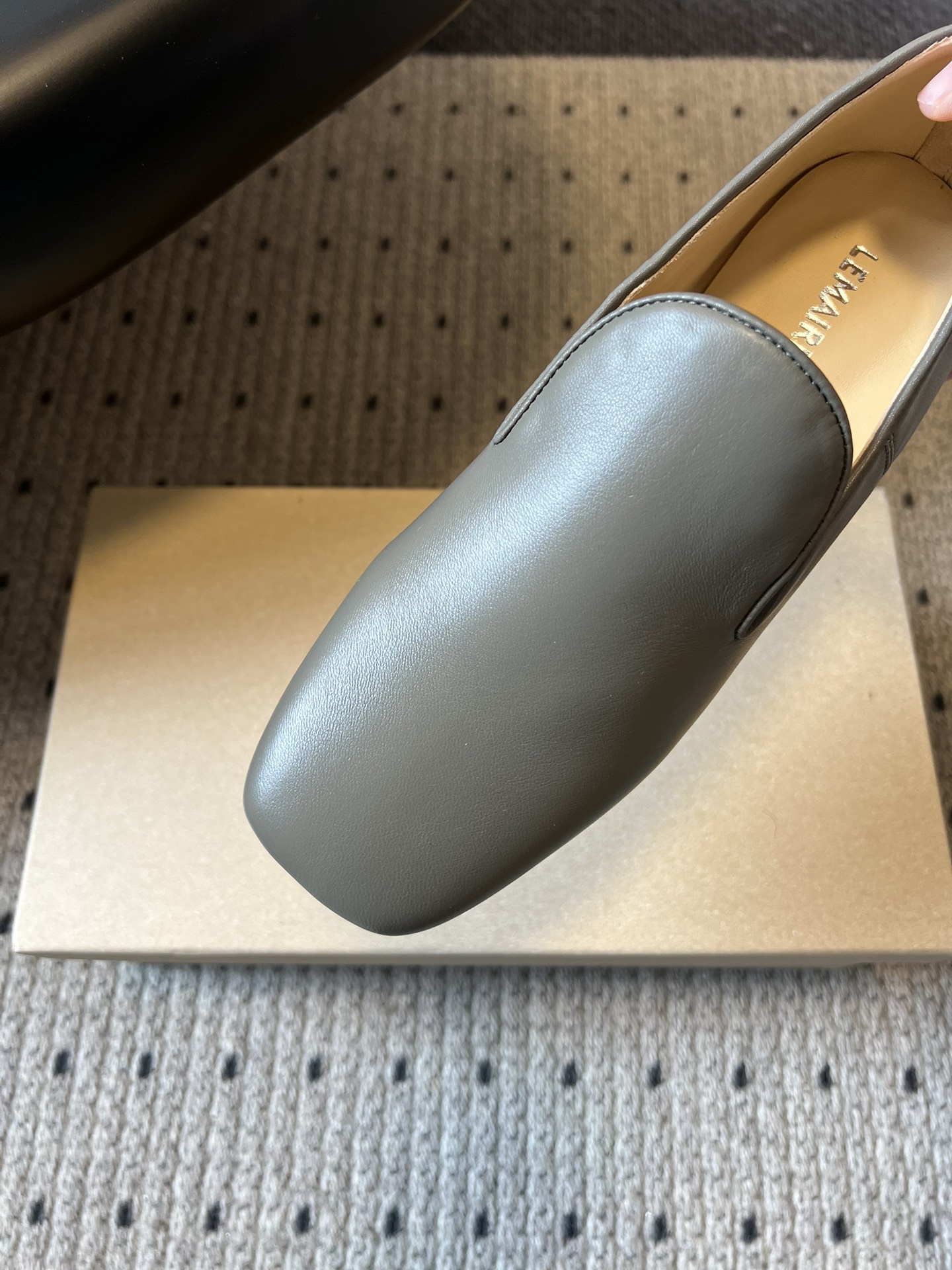 Lemair*26ss早春新款方头乐福鞋平底鞋休闲鞋鞋身无多余装饰，仅通过一体成型的鞋面剪裁和极简包边工