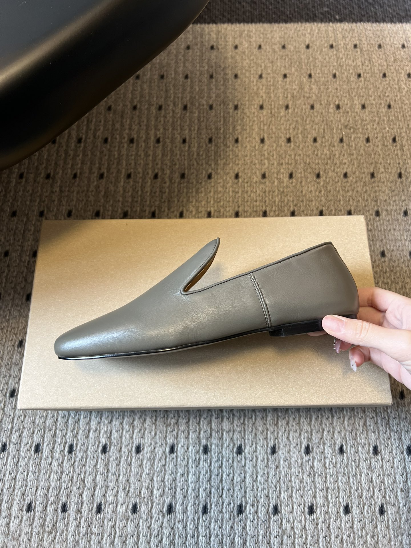 Lemair*26ss早春新款方头乐福鞋平底鞋休闲鞋鞋身无多余装饰，仅通过一体成型的鞋面剪裁和极简包边工