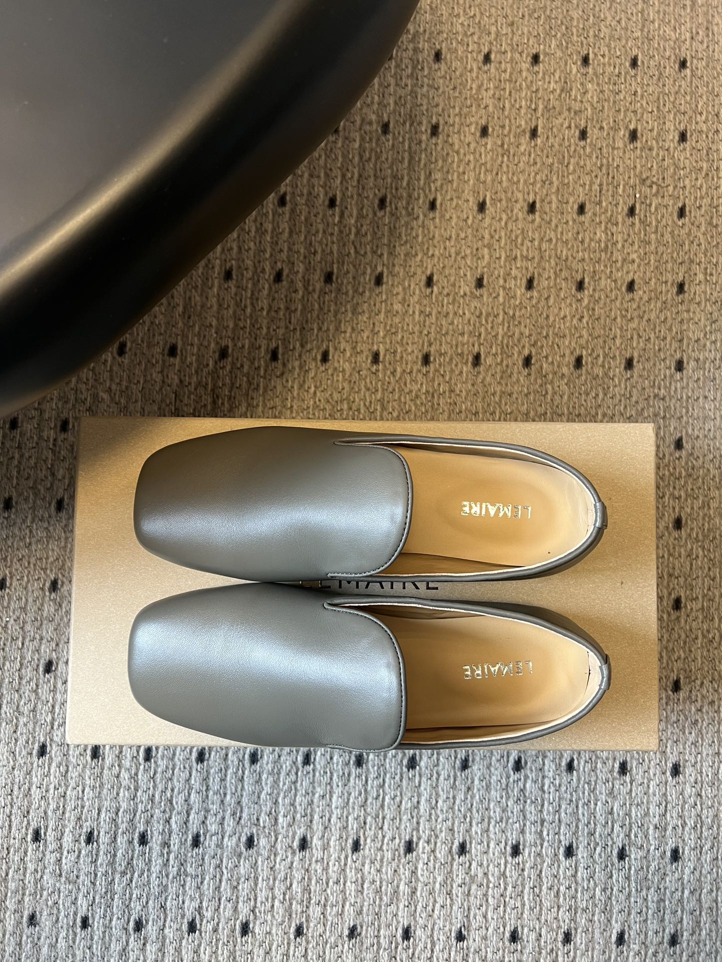 Lemair*26ss早春新款方头乐福鞋平底鞋休闲鞋鞋身无多余装饰，仅通过一体成型的鞋面剪裁和极简包边工