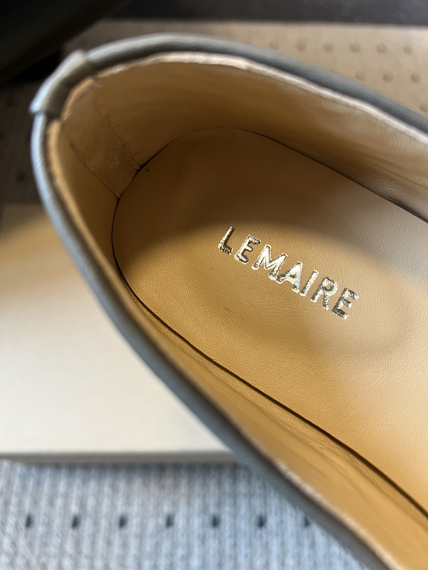 Lemair*26ss早春新款方头乐福鞋平底鞋休闲鞋鞋身无多余装饰，仅通过一体成型的鞋面剪裁和极简包边工