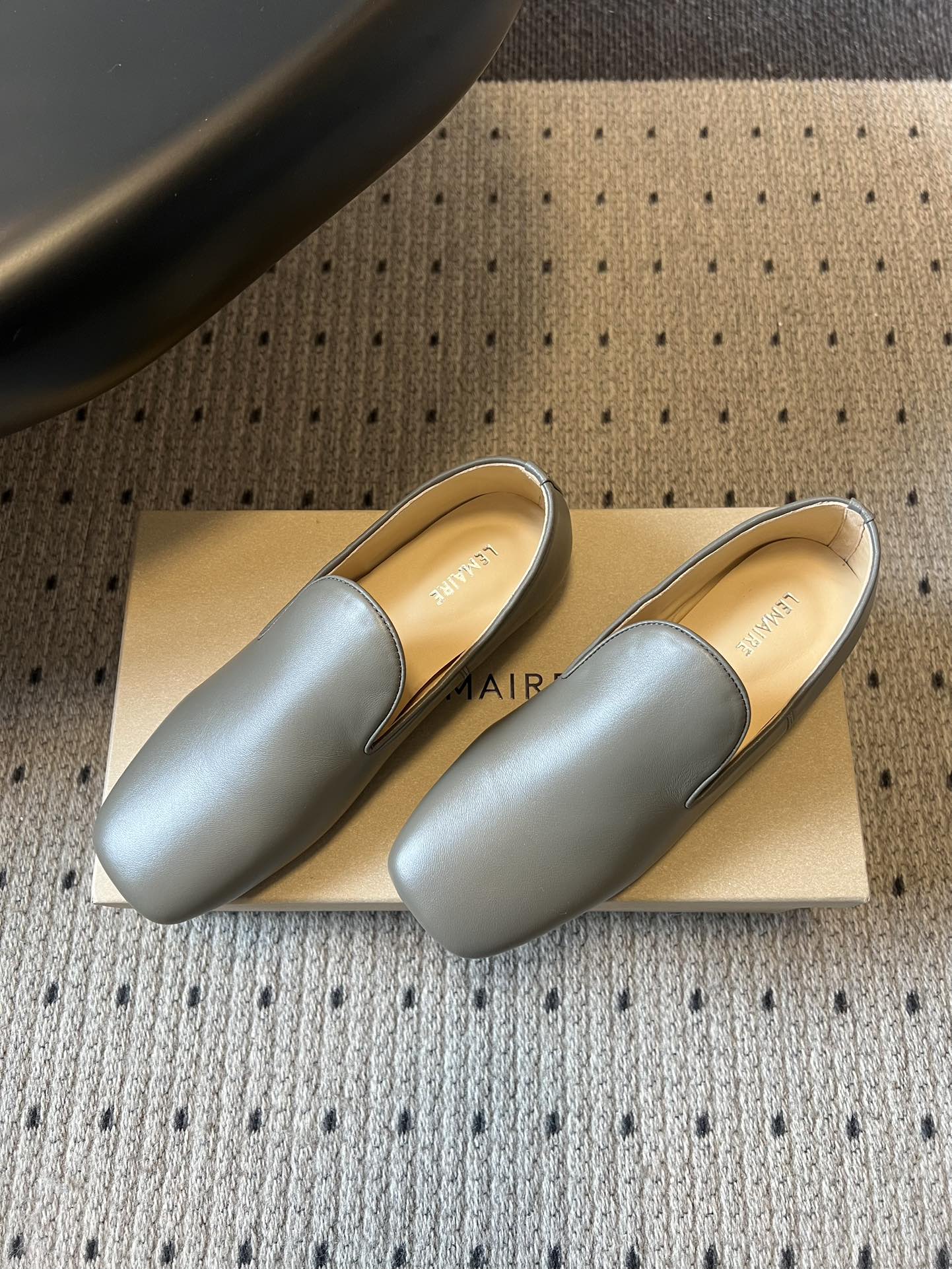 Lemair*26ss早春新款方头乐福鞋平底鞋休闲鞋鞋身无多余装饰，仅通过一体成型的鞋面剪裁和极简包边工