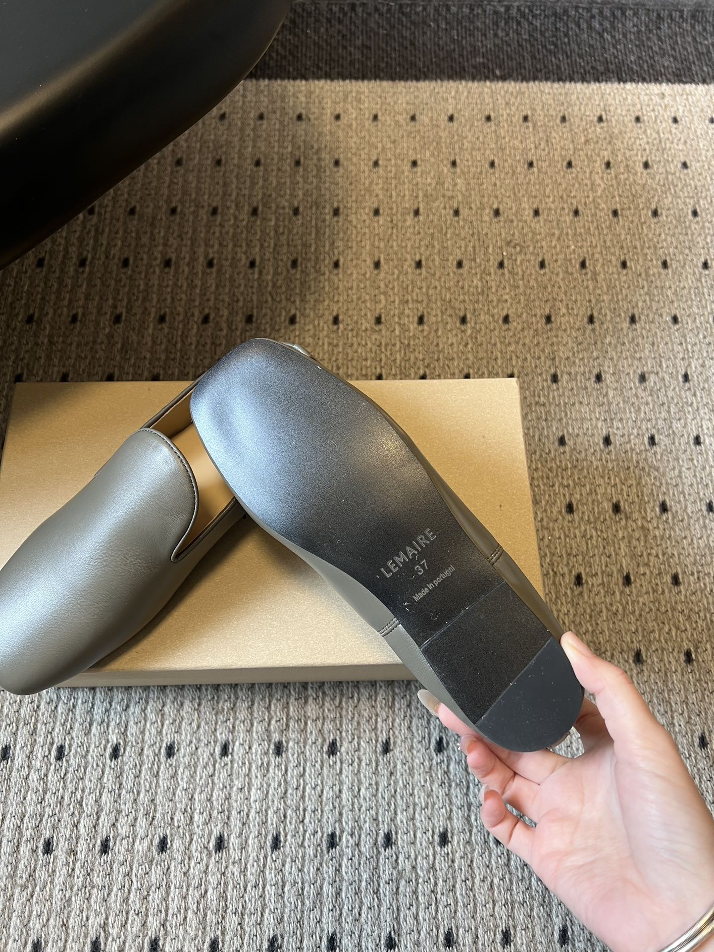 Lemair*26ss早春新款方头乐福鞋平底鞋休闲鞋鞋身无多余装饰，仅通过一体成型的鞋面剪裁和极简包边工