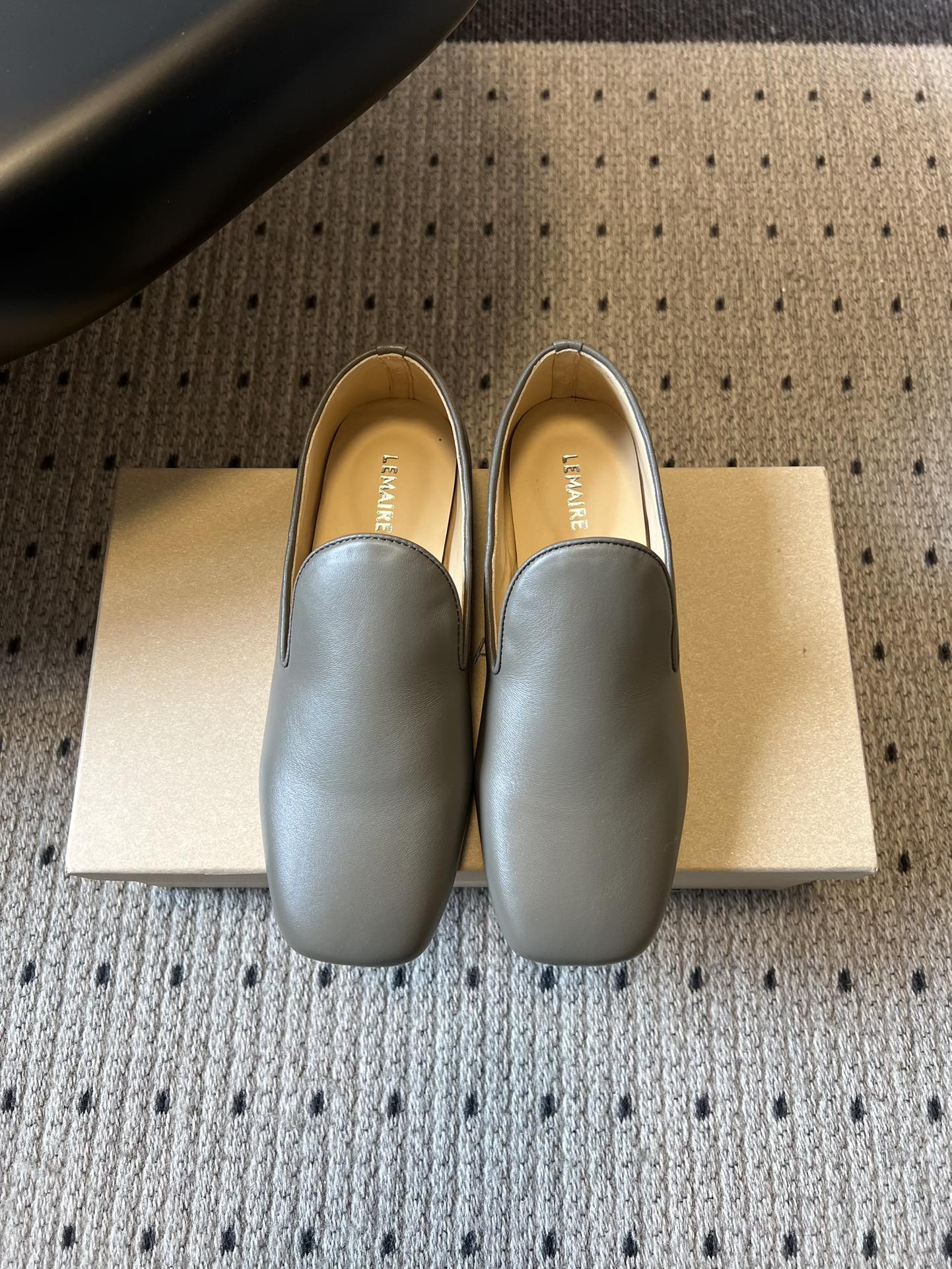 Lemair*26ss早春新款方头乐福鞋平底鞋休闲鞋鞋身无多余装饰，仅通过一体成型的鞋面剪裁和极简包边工