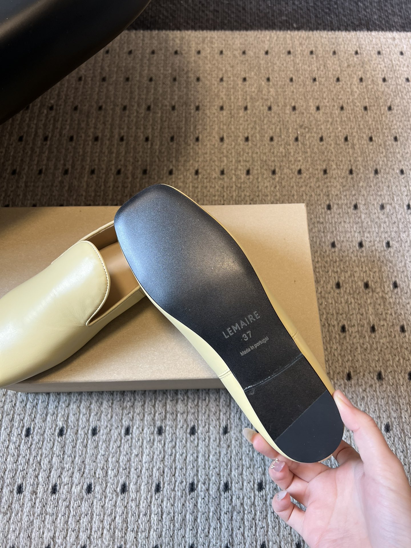 Lemair*26ss早春新款方头乐福鞋平底鞋休闲鞋鞋身无多余装饰，仅通过一体成型的鞋面剪裁和极简包边工