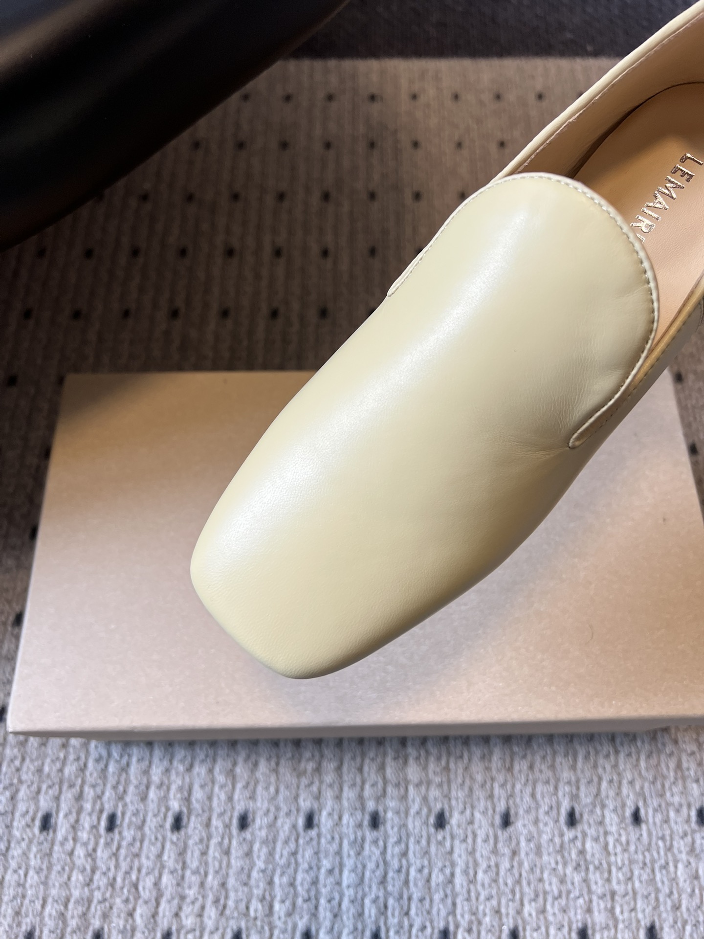 Lemair*26ss早春新款方头乐福鞋平底鞋休闲鞋鞋身无多余装饰，仅通过一体成型的鞋面剪裁和极简包边工