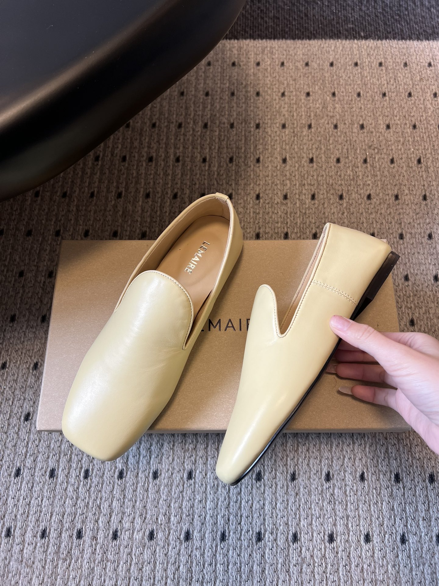 Lemair*26ss早春新款方头乐福鞋平底鞋休闲鞋鞋身无多余装饰，仅通过一体成型的鞋面剪裁和极简包边工