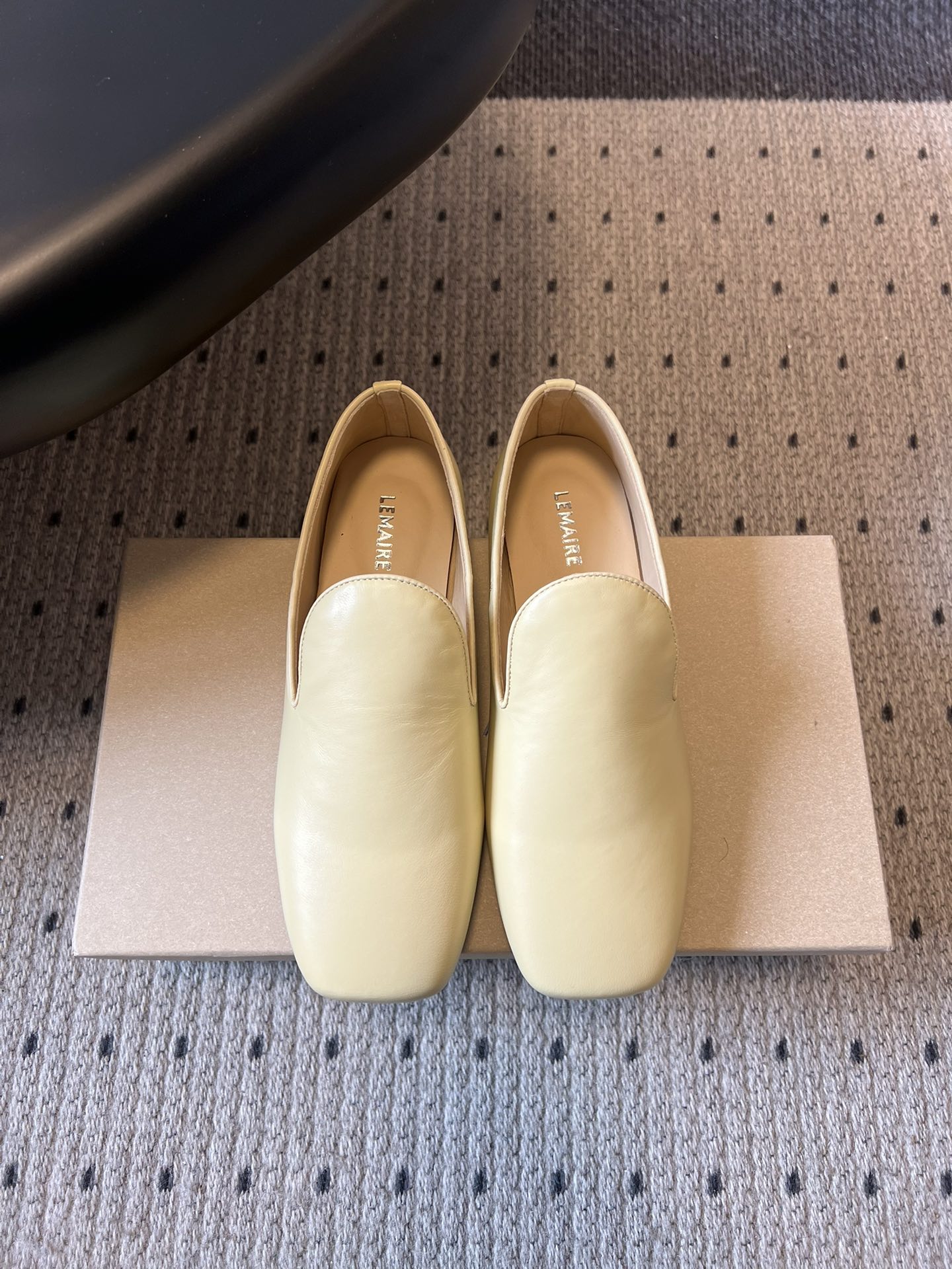 Lemair*26ss早春新款方头乐福鞋平底鞋休闲鞋鞋身无多余装饰，仅通过一体成型的鞋面剪裁和极简包边工