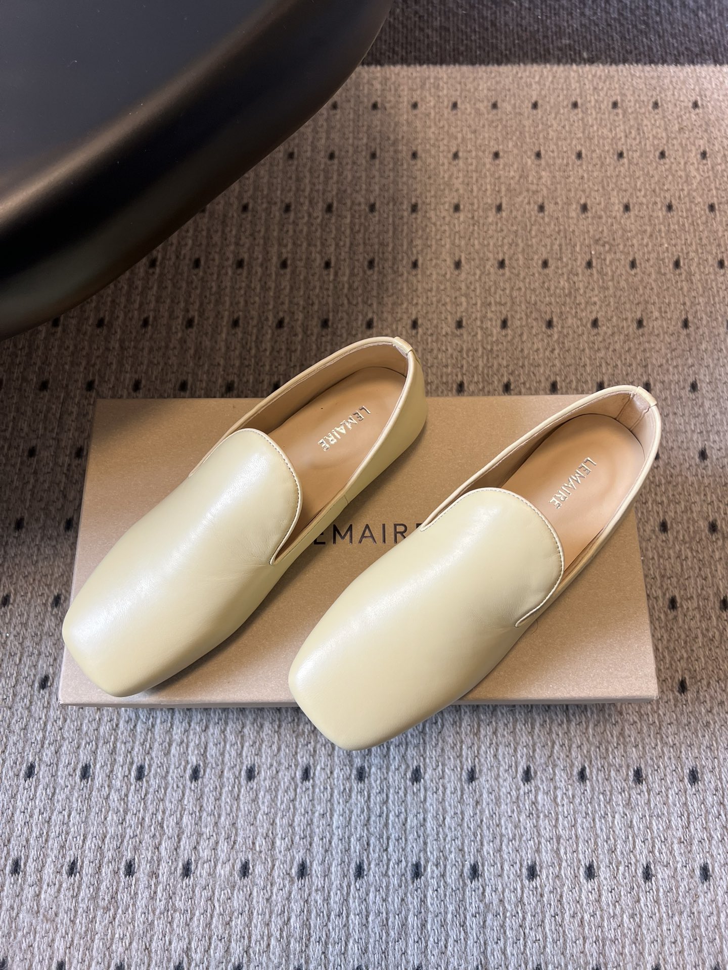 Lemair*26ss早春新款方头乐福鞋平底鞋休闲鞋鞋身无多余装饰，仅通过一体成型的鞋面剪裁和极简包边工