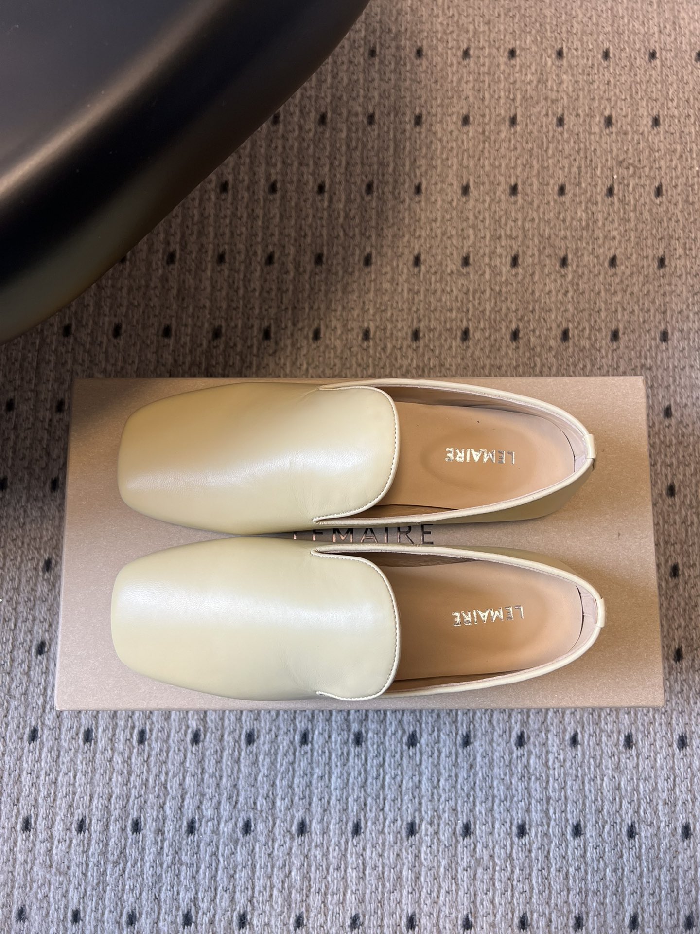 Lemair*26ss早春新款方头乐福鞋平底鞋休闲鞋鞋身无多余装饰，仅通过一体成型的鞋面剪裁和极简包边工