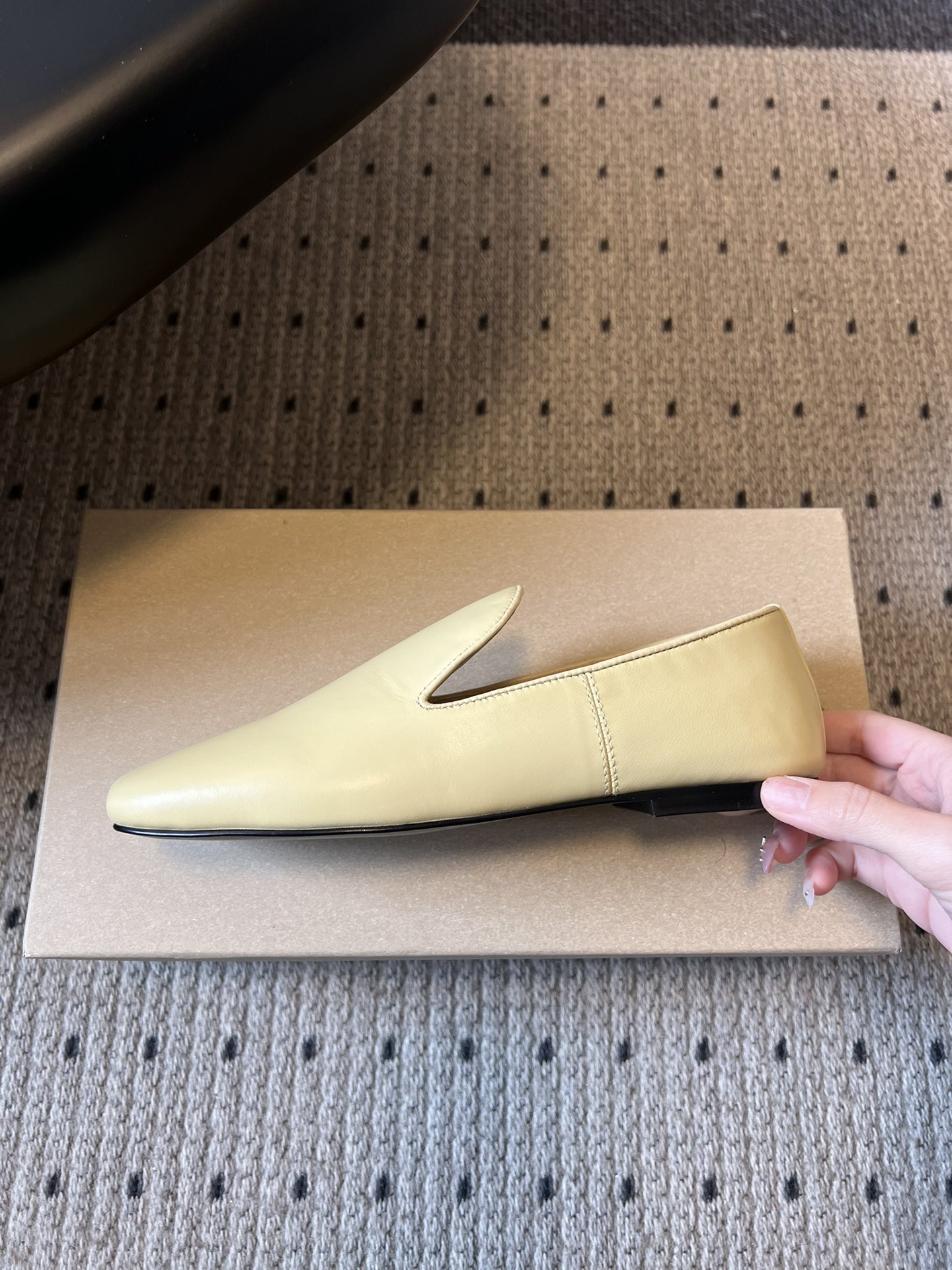 Lemair*26ss早春新款方头乐福鞋平底鞋休闲鞋鞋身无多余装饰，仅通过一体成型的鞋面剪裁和极简包边工