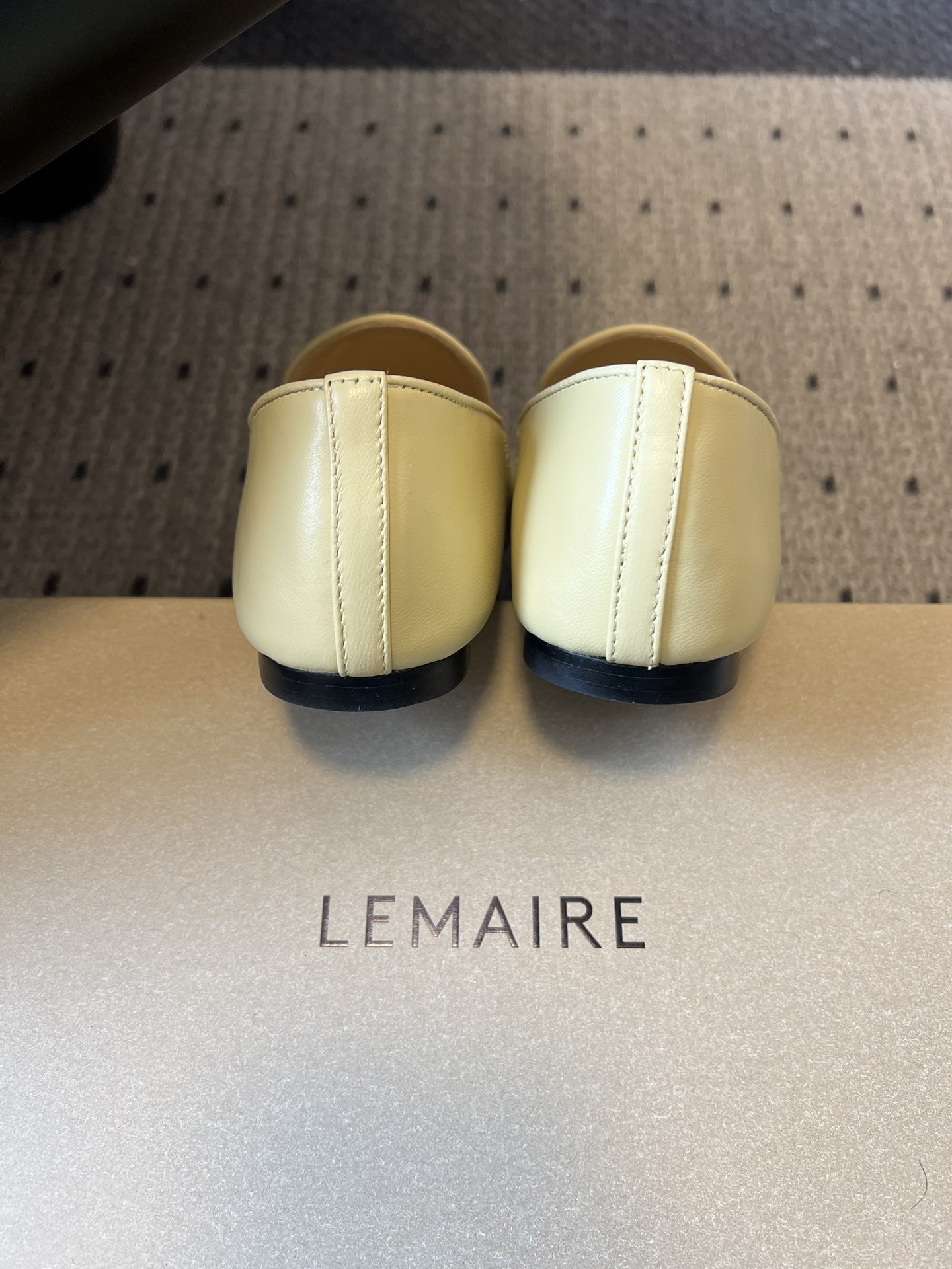 Lemair*26ss早春新款方头乐福鞋平底鞋休闲鞋鞋身无多余装饰，仅通过一体成型的鞋面剪裁和极简包边工