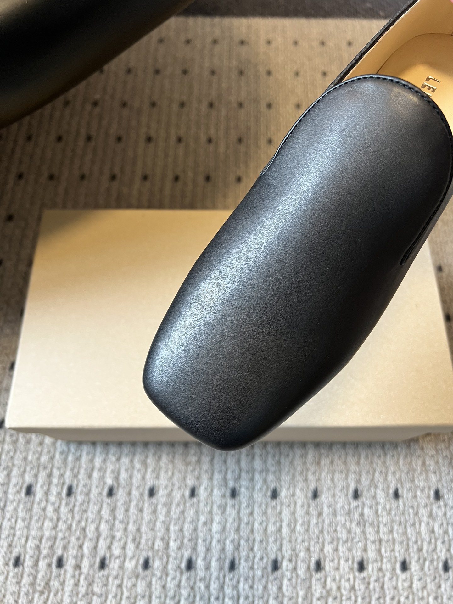 Lemair*26ss早春新款方头乐福鞋平底鞋休闲鞋鞋身无多余装饰，仅通过一体成型的鞋面剪裁和极简包边工