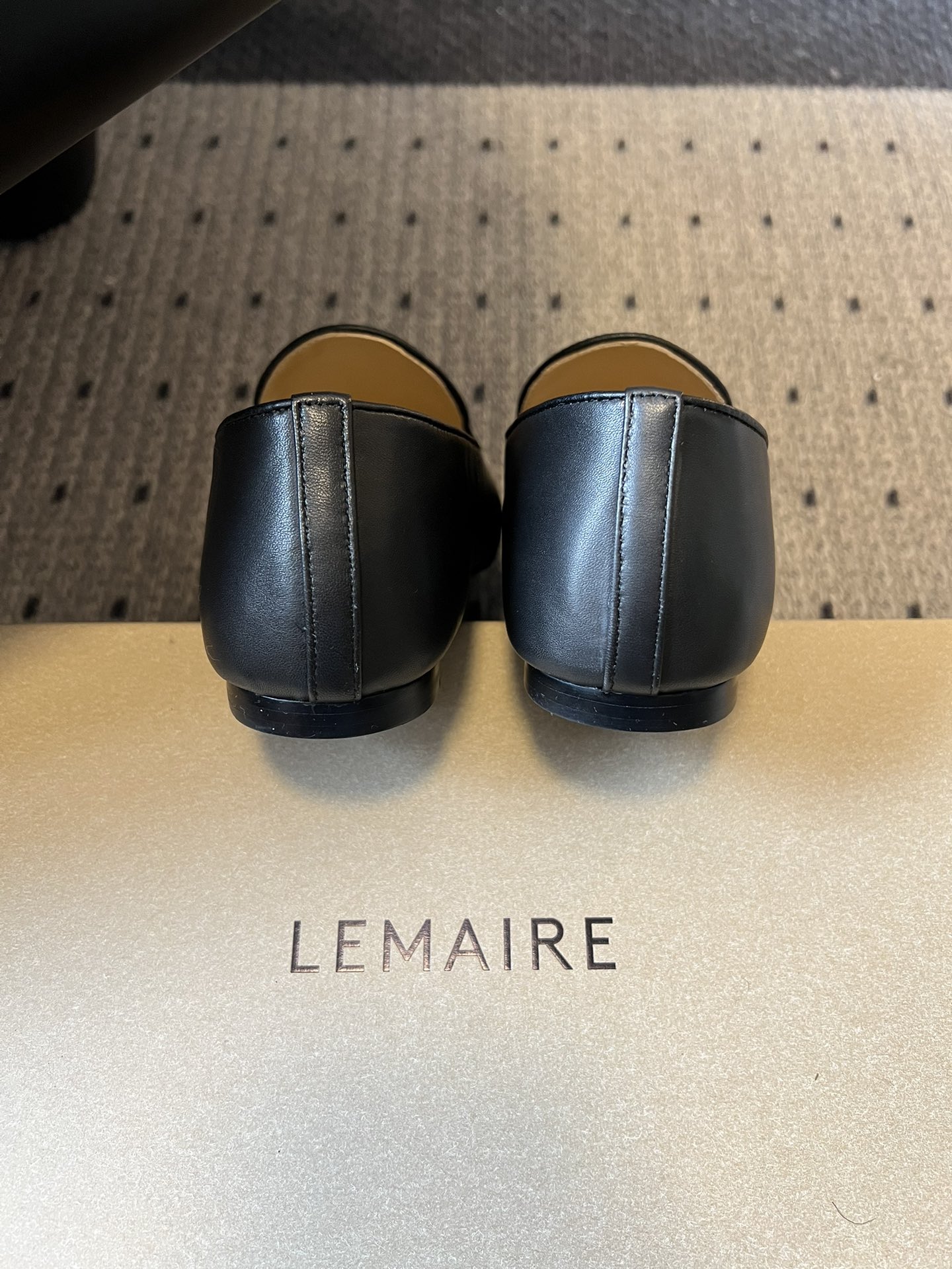 Lemair*26ss早春新款方头乐福鞋平底鞋休闲鞋鞋身无多余装饰，仅通过一体成型的鞋面剪裁和极简包边工