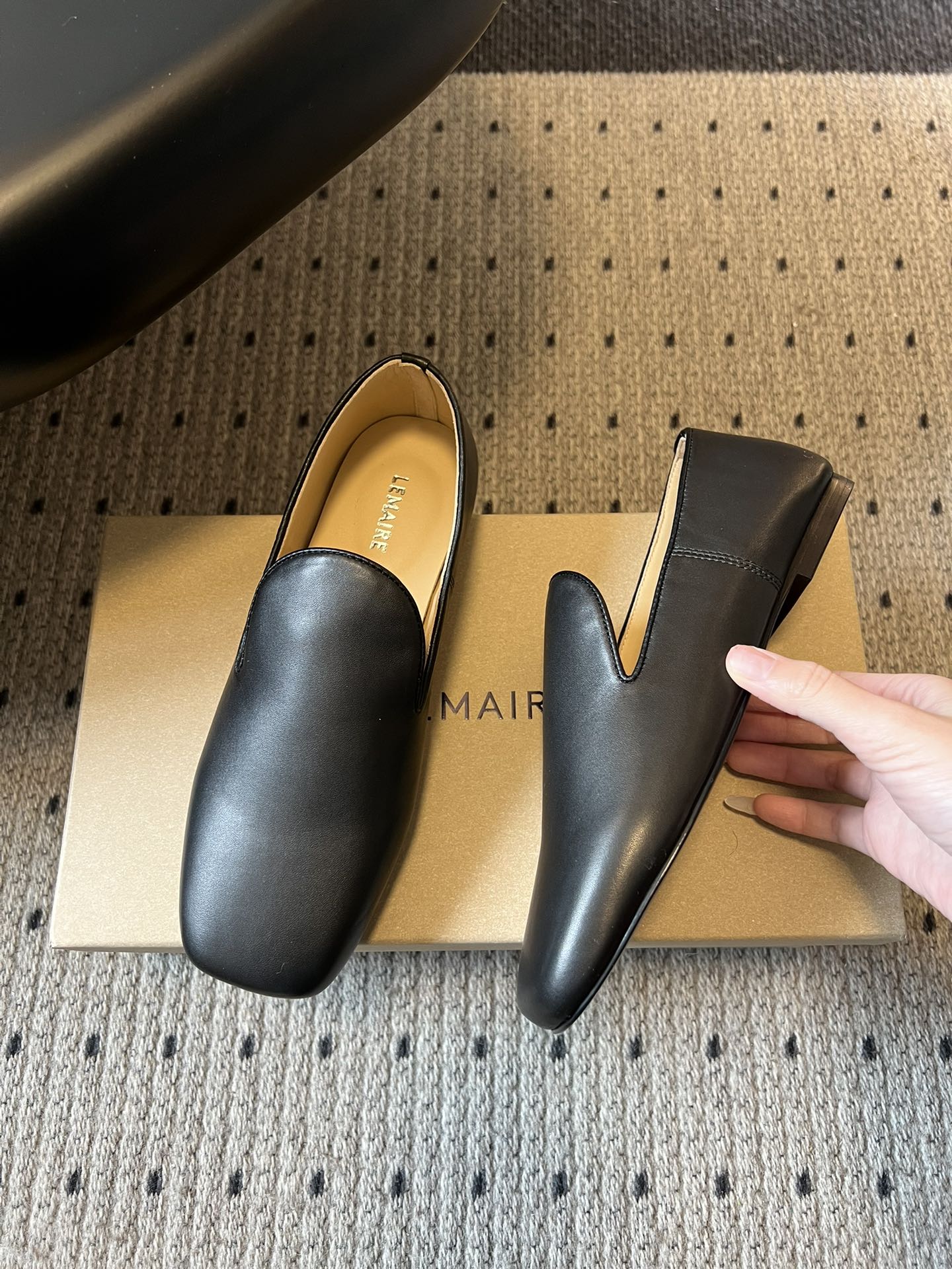 Lemair*26ss早春新款方头乐福鞋平底鞋休闲鞋鞋身无多余装饰，仅通过一体成型的鞋面剪裁和极简包边工