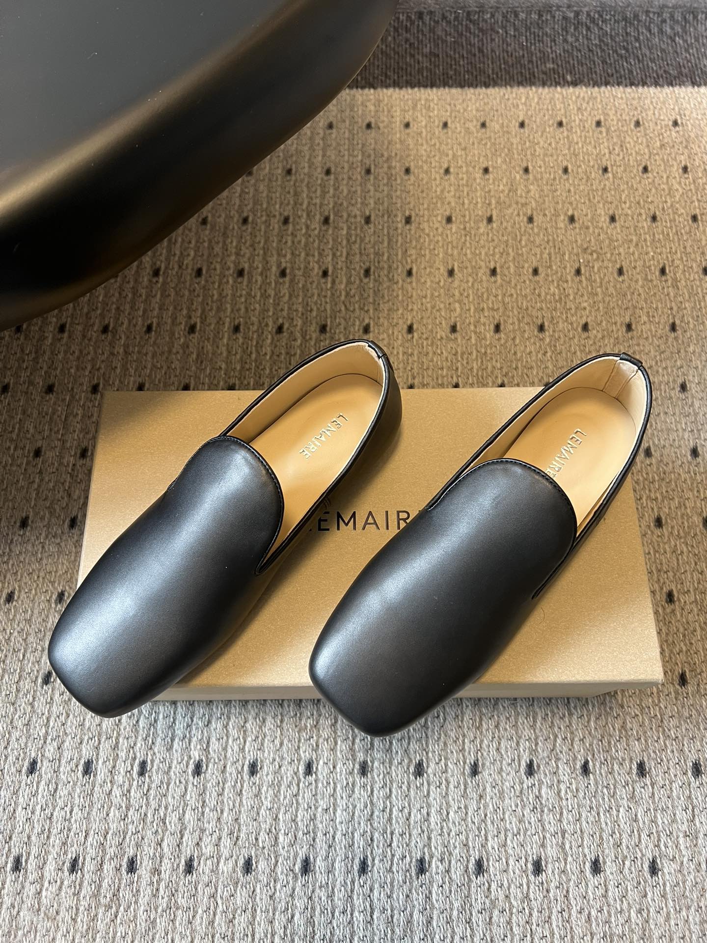 Lemair*26ss早春新款方头乐福鞋平底鞋休闲鞋鞋身无多余装饰，仅通过一体成型的鞋面剪裁和极简包边工