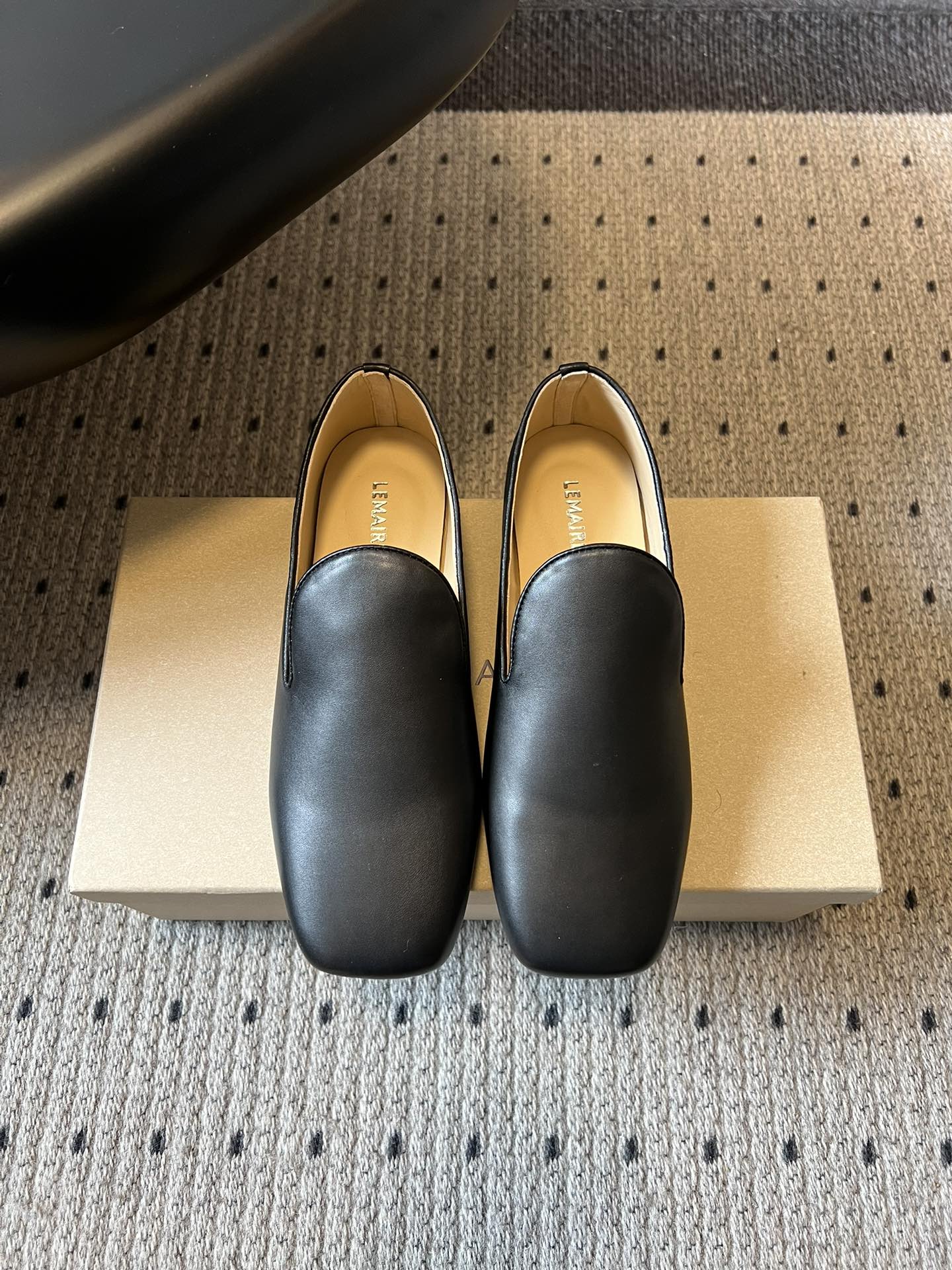 NO:682363,Lemair*26ss early spring new square-toe loafers, flats and casual shoes. The shoe body has no extra decoration. It only strengthens the outline through one-piece upper cutting and minimalist hemming technology. The use of low-saturated colors such as cream yellow and light gray is in line with the brand's 'soft neutral color' color system; the black model is a classic basic model, suitable for all scenes.  The shoes meet the needs of multiple scenes such as commuting, leisure, and travel. The materials are wear-resistant and the styles are versatile, reflecting the brand's core proposition of 'design for daily service.' The silhouette of the square-toe loafers weakens gender characteristics, and the design idea of ​​the same style for men and women is in line with the brand's minimalist aesthetics of 'genderless wear.' The upper is cowhide, the lining is sheepskin, and the outsole is Italian leather. The outsole is 2cm higher.  size 35-41 (customized sizes 40 and 41 are non-refundable), single shoes, loafers, flats, cowhide, sheepskin, Leather soles19860909Lemair*26ss早春新款方头乐福鞋平底鞋休闲鞋 鞋身无多余装饰,仅通过一体成型的鞋面剪裁和极简包边工艺强化轮廓,奶油黄、浅灰等低饱和色系的运用,契合品牌「柔和中性色」的色彩体系；黑色款则作为经典基础款,适配全场景穿搭. 鞋款兼顾通勤、休闲、旅行等多场景穿着需求,材质耐磨、版型百搭,体现品牌「设计为日常服务」的核心主张.方头乐福鞋的廓形弱化了性别特征,男女同款的设计思路,契合品牌「无性别穿搭」的极简美学. 鞋面牛皮 内里羊皮 大底意大利真皮大底 增高2cm size35-41码（40、41码定制不退换）,单鞋,loafers,flats,cowhide,sheepskin,Leather soles,Women's Shoes