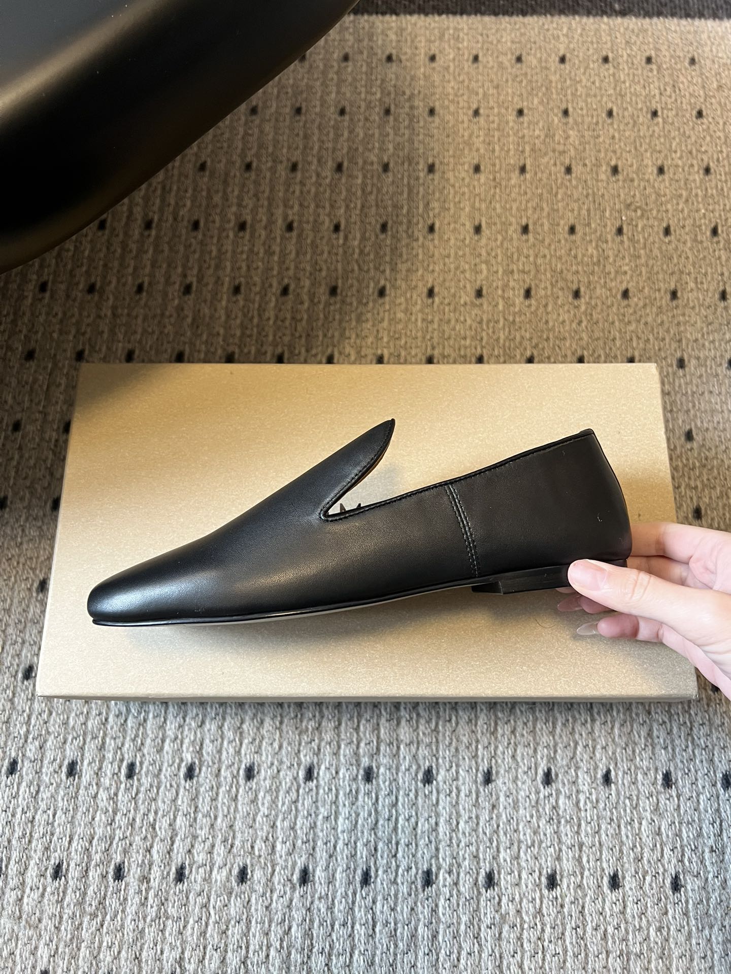 Lemair*26ss早春新款方头乐福鞋平底鞋休闲鞋鞋身无多余装饰，仅通过一体成型的鞋面剪裁和极简包边工