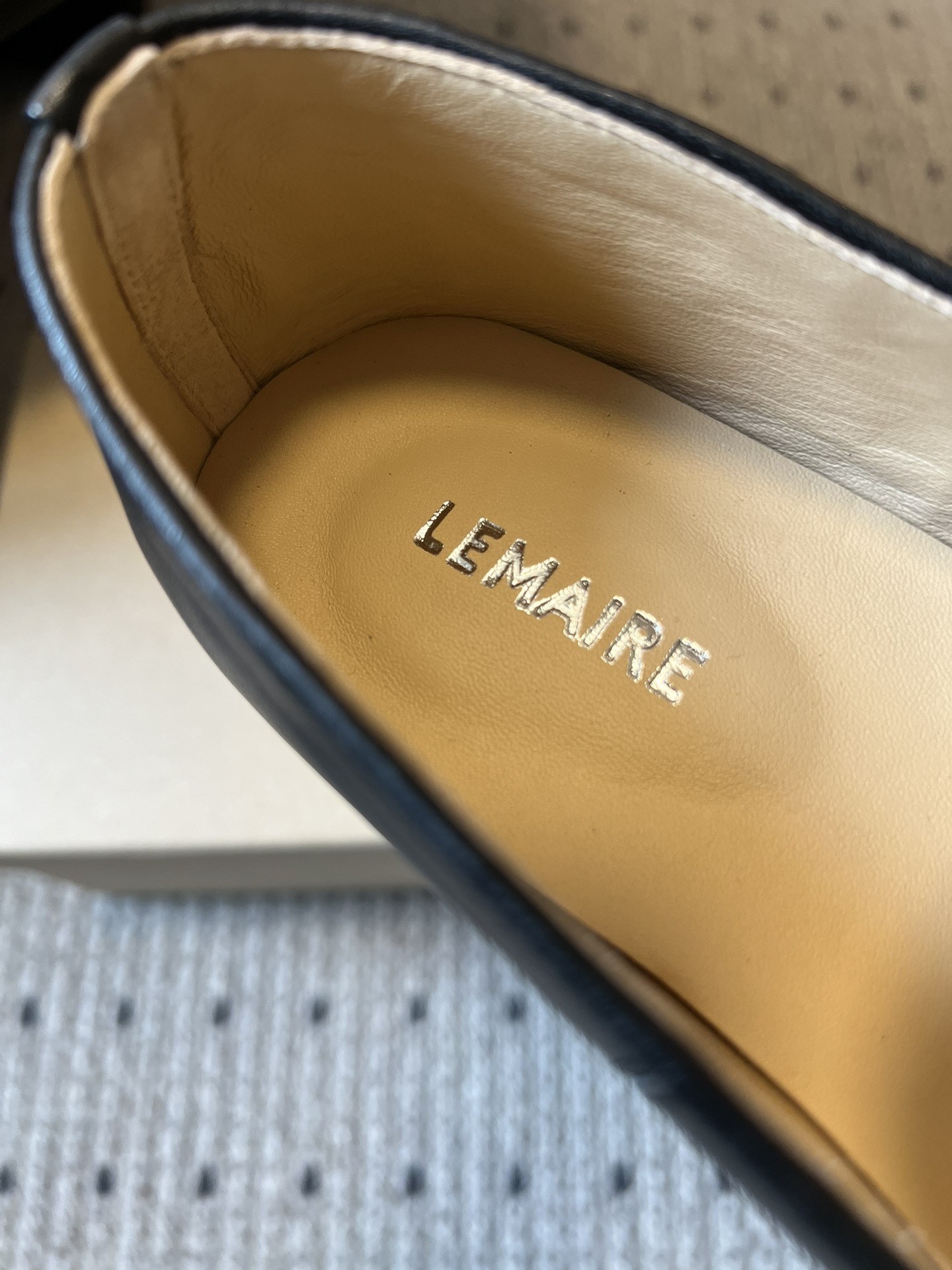 Lemair*26ss早春新款方头乐福鞋平底鞋休闲鞋鞋身无多余装饰，仅通过一体成型的鞋面剪裁和极简包边工