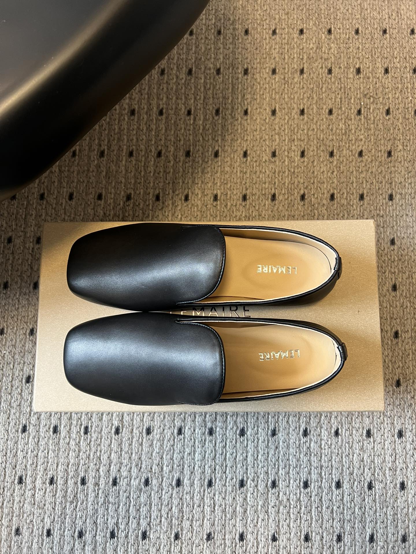 Lemair*26ss早春新款方头乐福鞋平底鞋休闲鞋鞋身无多余装饰，仅通过一体成型的鞋面剪裁和极简包边工