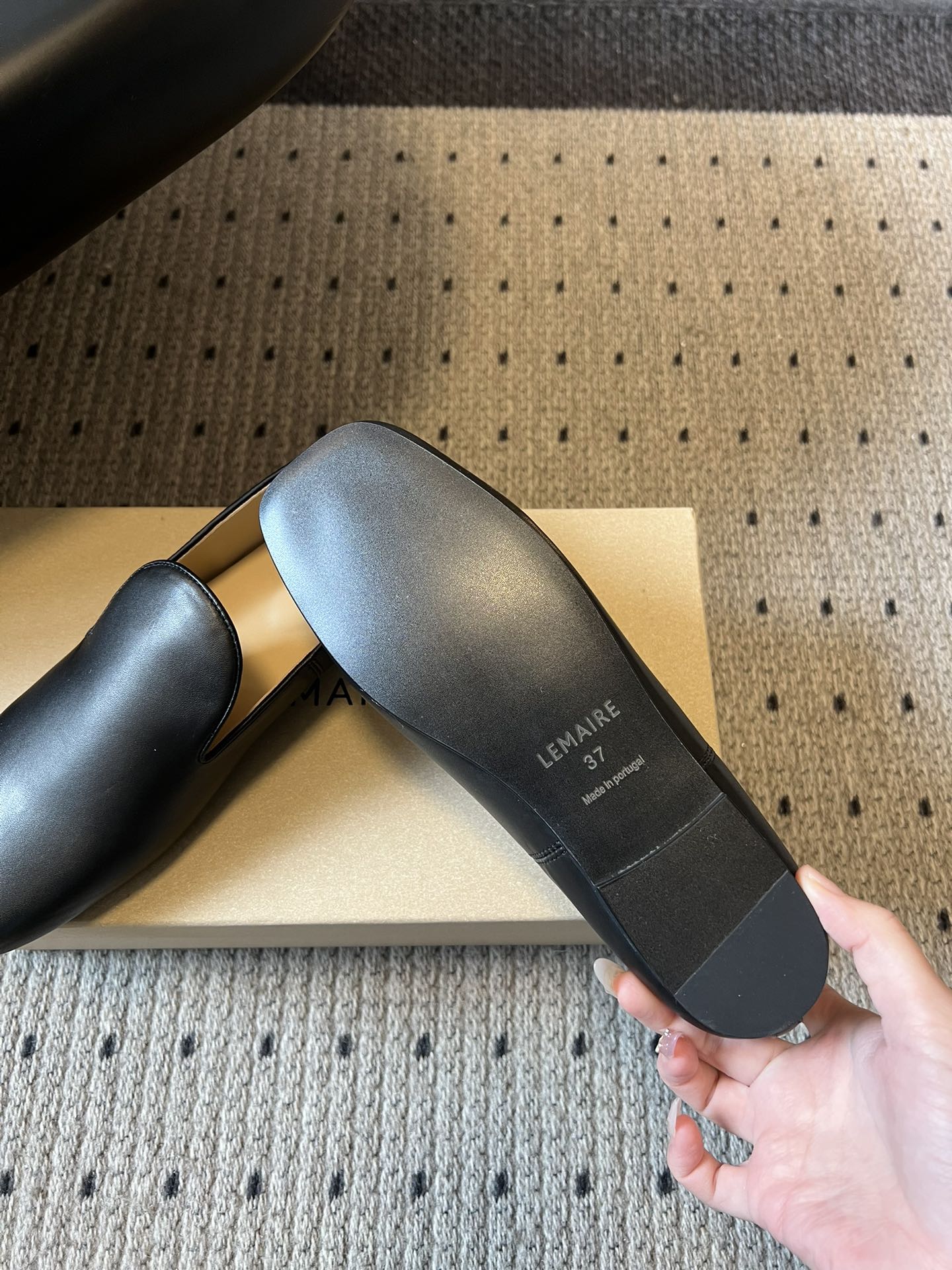 Lemair*26ss早春新款方头乐福鞋平底鞋休闲鞋鞋身无多余装饰，仅通过一体成型的鞋面剪裁和极简包边工