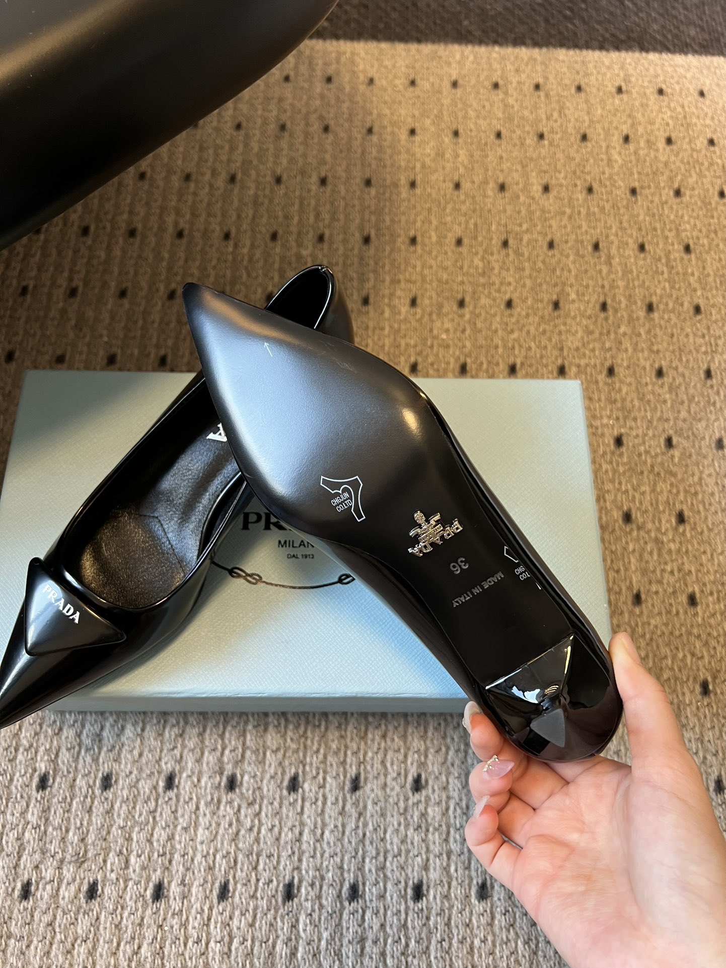 Prad* 26ss经典款三角标尖头小高跟单鞋采用锐利尖头+几何三角标的组合，鞋头处的三角拼接是品牌辨识