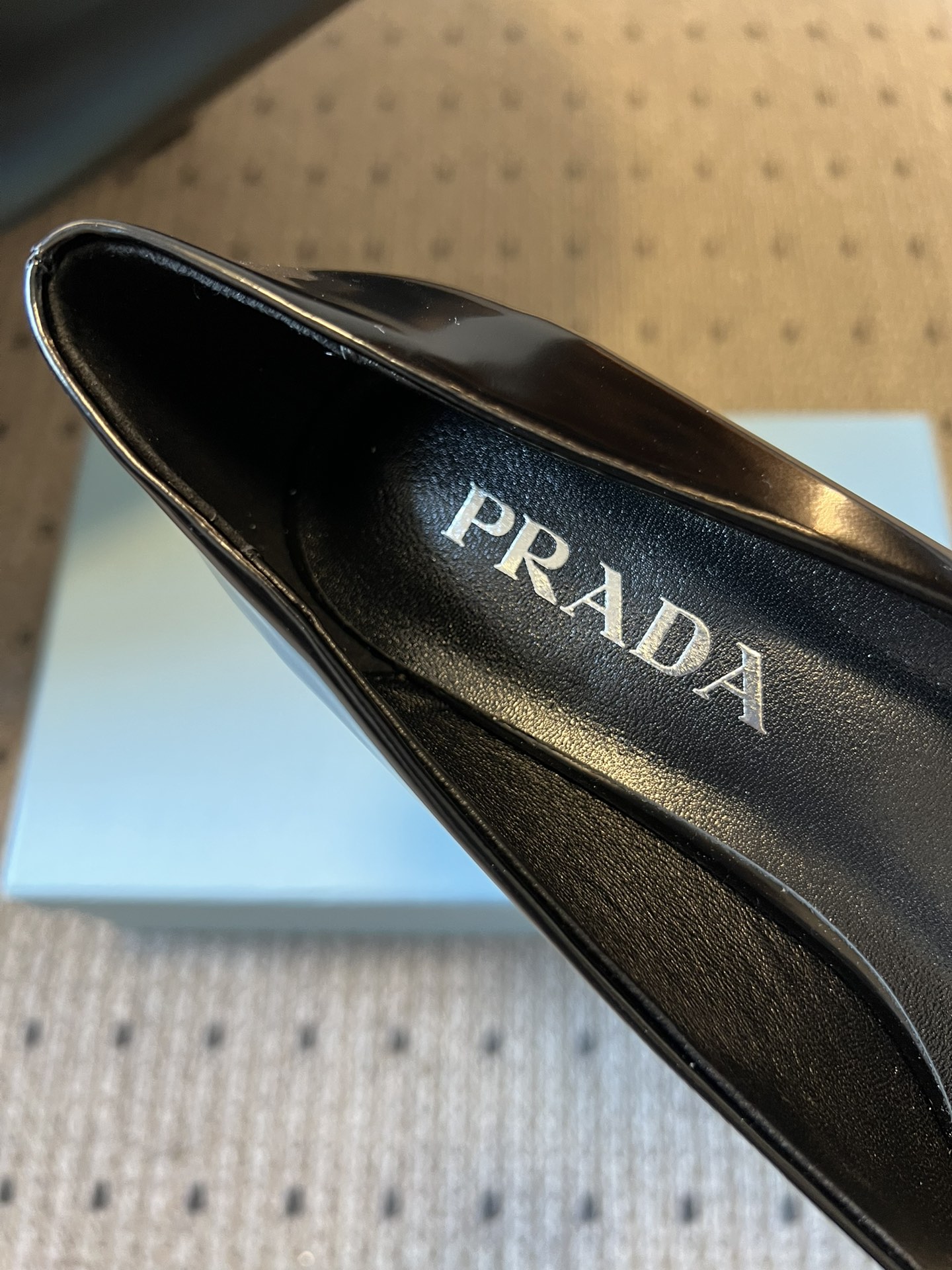 Prad* 26ss经典款三角标尖头小高跟单鞋采用锐利尖头+几何三角标的组合，鞋头处的三角拼接是品牌辨识