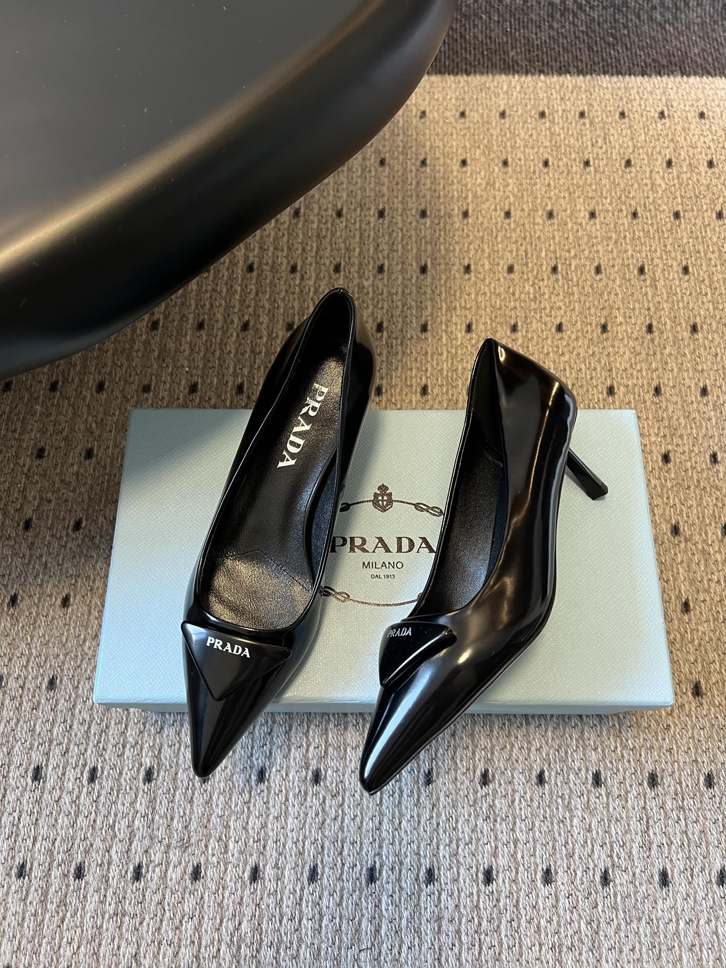 Prad* 26ss经典款三角标尖头小高跟单鞋采用锐利尖头+几何三角标的组合，鞋头处的三角拼接是品牌辨识