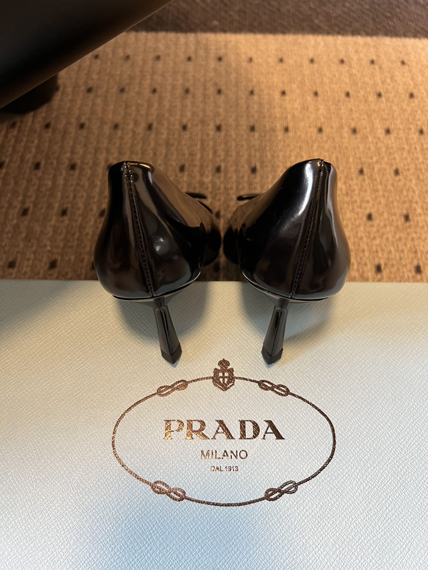 Prad* 26ss经典款三角标尖头小高跟单鞋采用锐利尖头+几何三角标的组合，鞋头处的三角拼接是品牌辨识