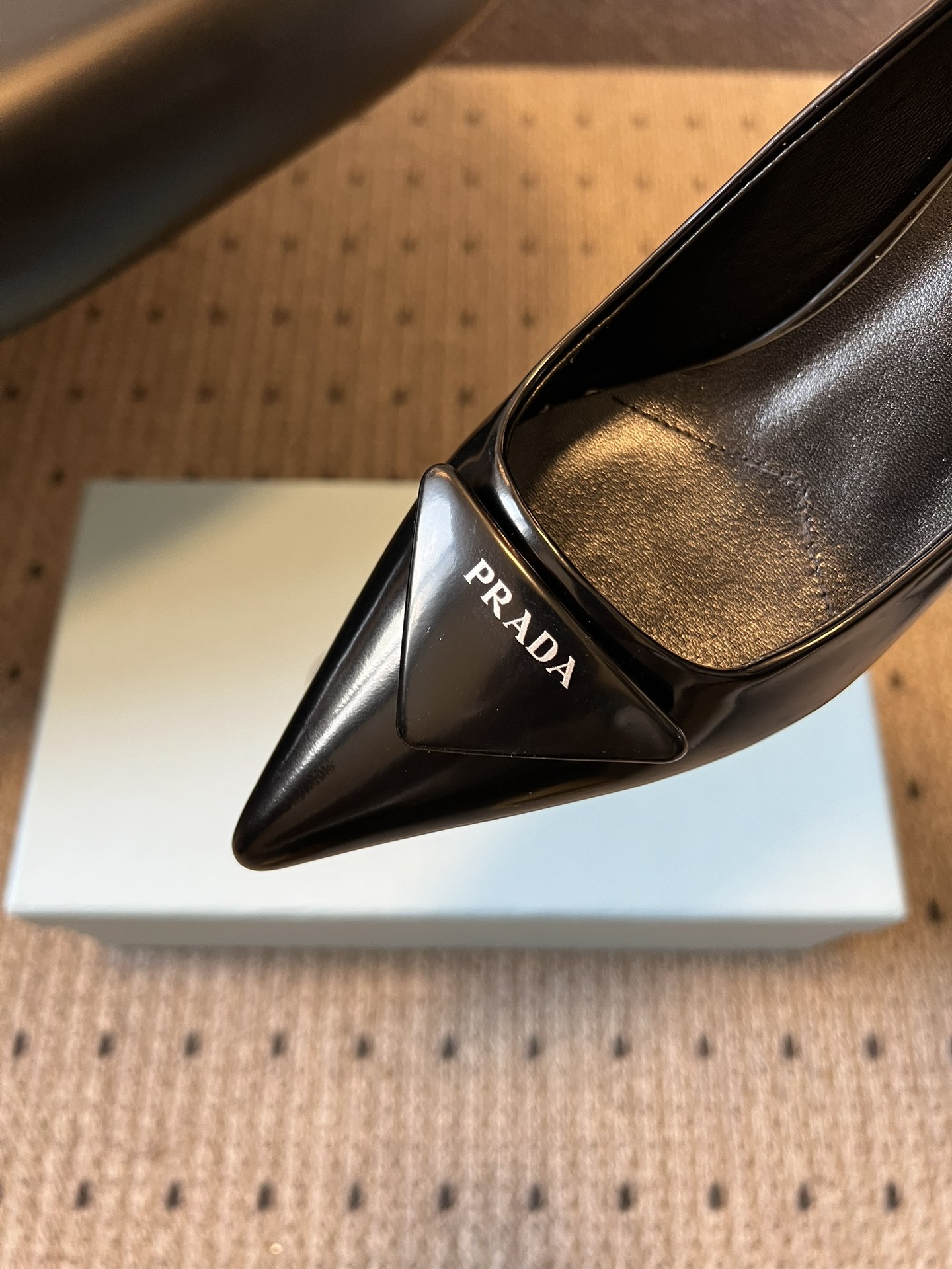 Prad* 26ss经典款三角标尖头小高跟单鞋采用锐利尖头+几何三角标的组合，鞋头处的三角拼接是品牌辨识