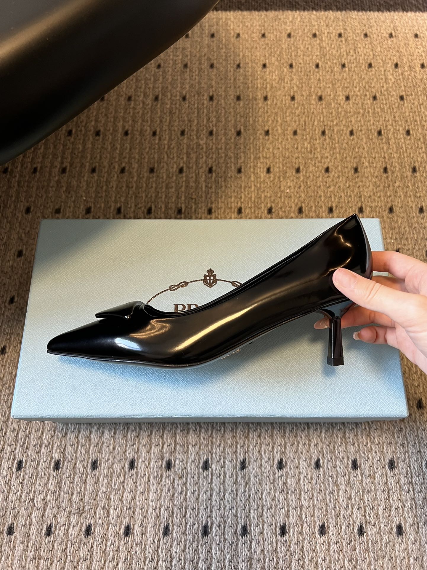 Prad* 26ss经典款三角标尖头小高跟单鞋采用锐利尖头+几何三角标的组合，鞋头处的三角拼接是品牌辨识