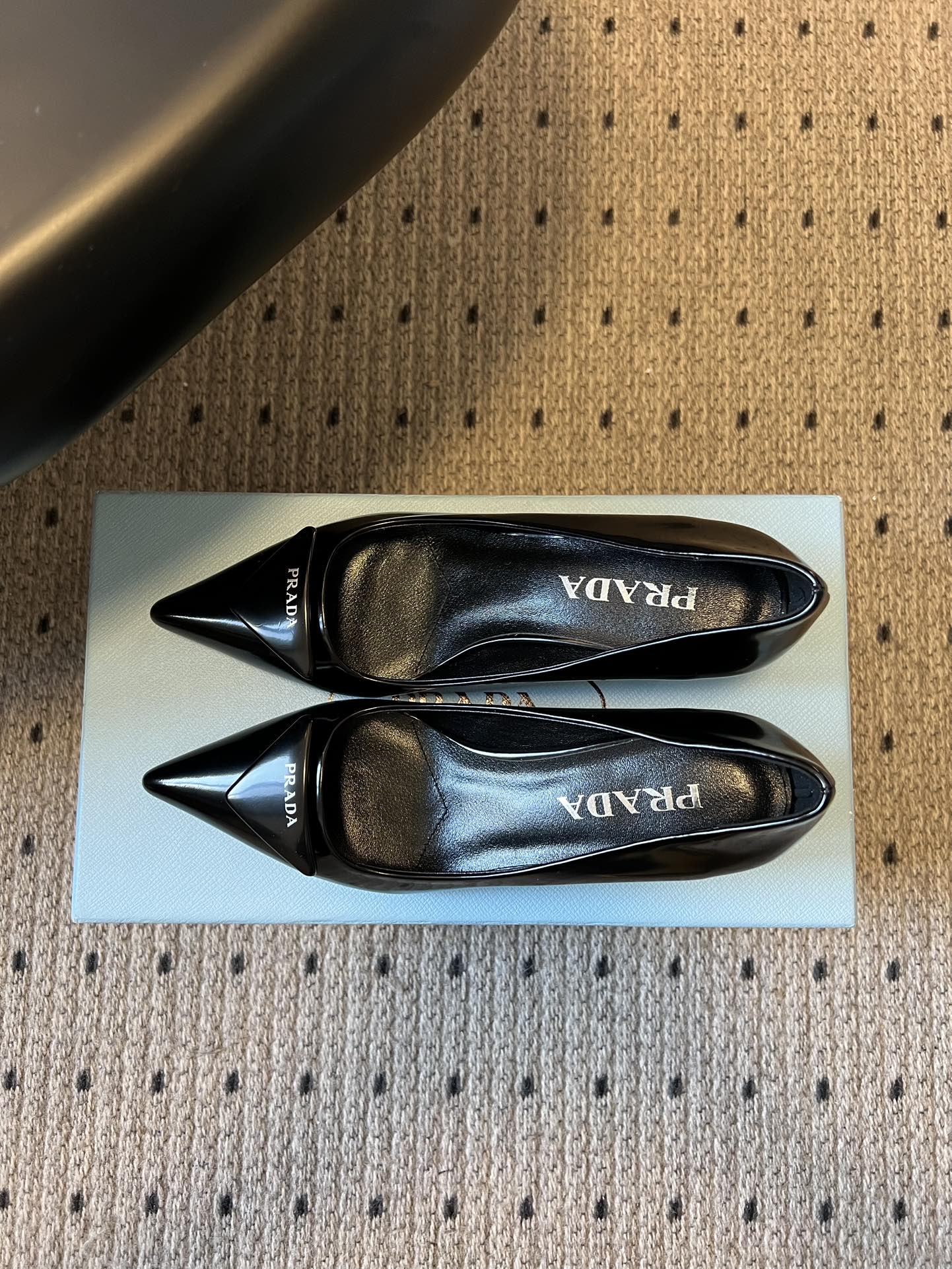 Prad* 26ss经典款三角标尖头小高跟单鞋采用锐利尖头+几何三角标的组合，鞋头处的三角拼接是品牌辨识