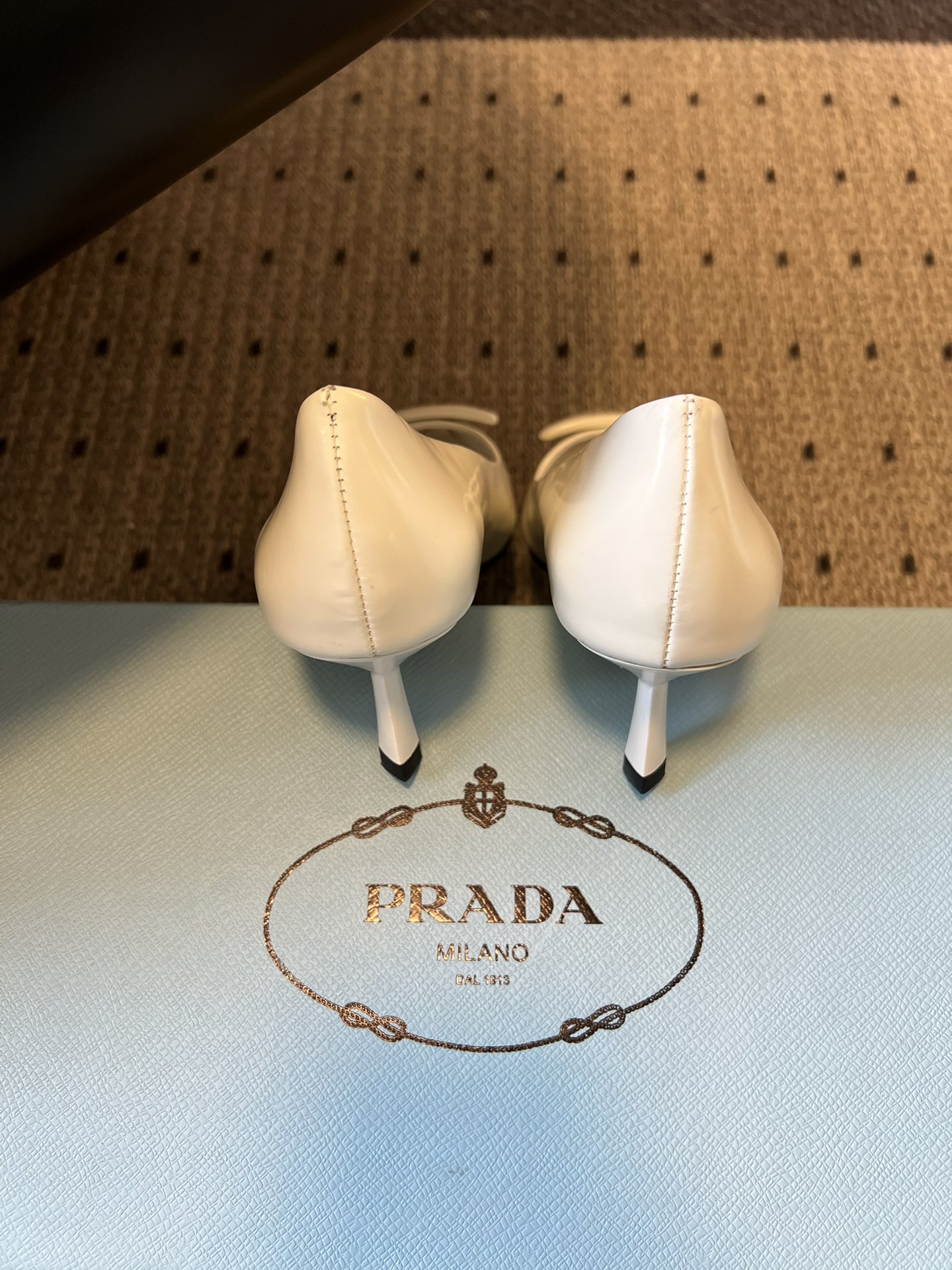 Prad* 26ss经典款三角标尖头小高跟单鞋采用锐利尖头+几何三角标的组合，鞋头处的三角拼接是品牌辨识