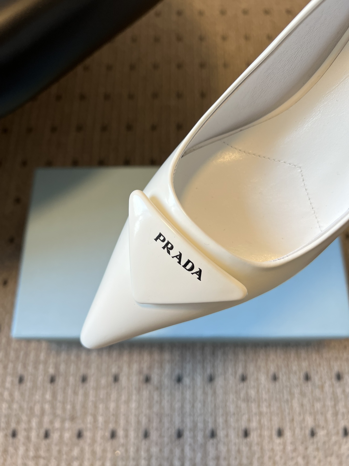 Prad* 26ss经典款三角标尖头小高跟单鞋采用锐利尖头+几何三角标的组合，鞋头处的三角拼接是品牌辨识