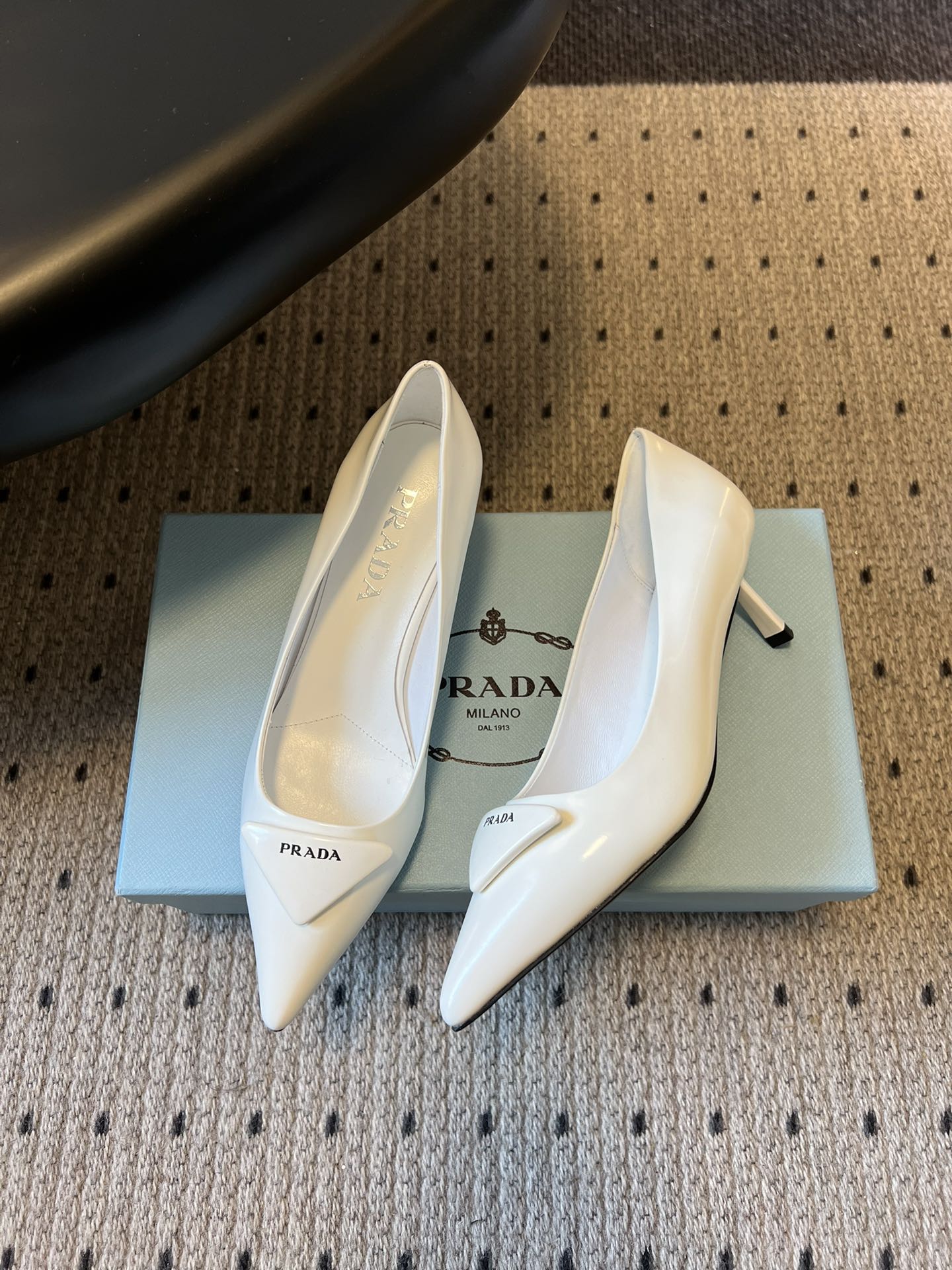 Prad* 26ss经典款三角标尖头小高跟单鞋采用锐利尖头+几何三角标的组合，鞋头处的三角拼接是品牌辨识
