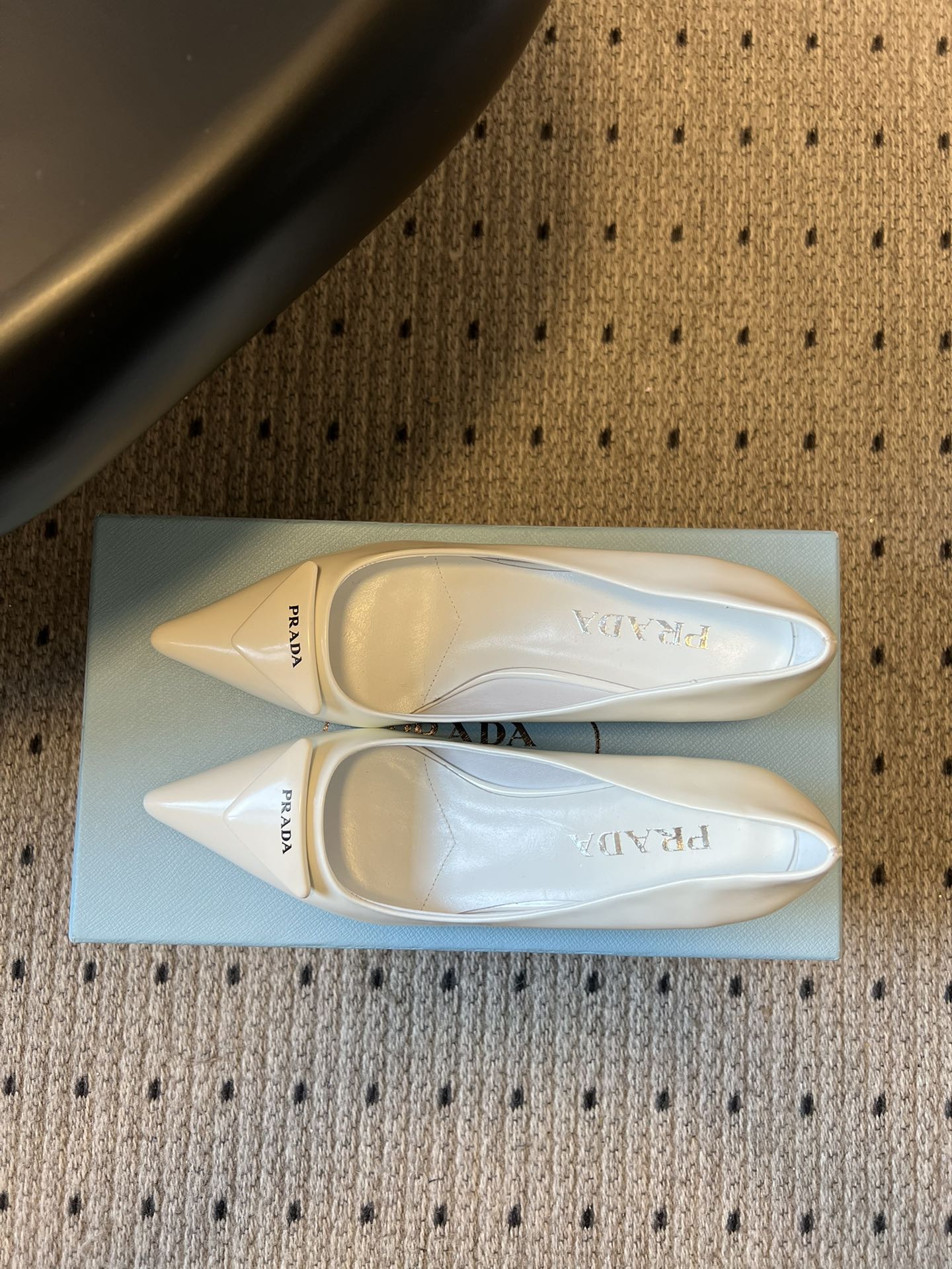 Prad* 26ss经典款三角标尖头小高跟单鞋采用锐利尖头+几何三角标的组合，鞋头处的三角拼接是品牌辨识