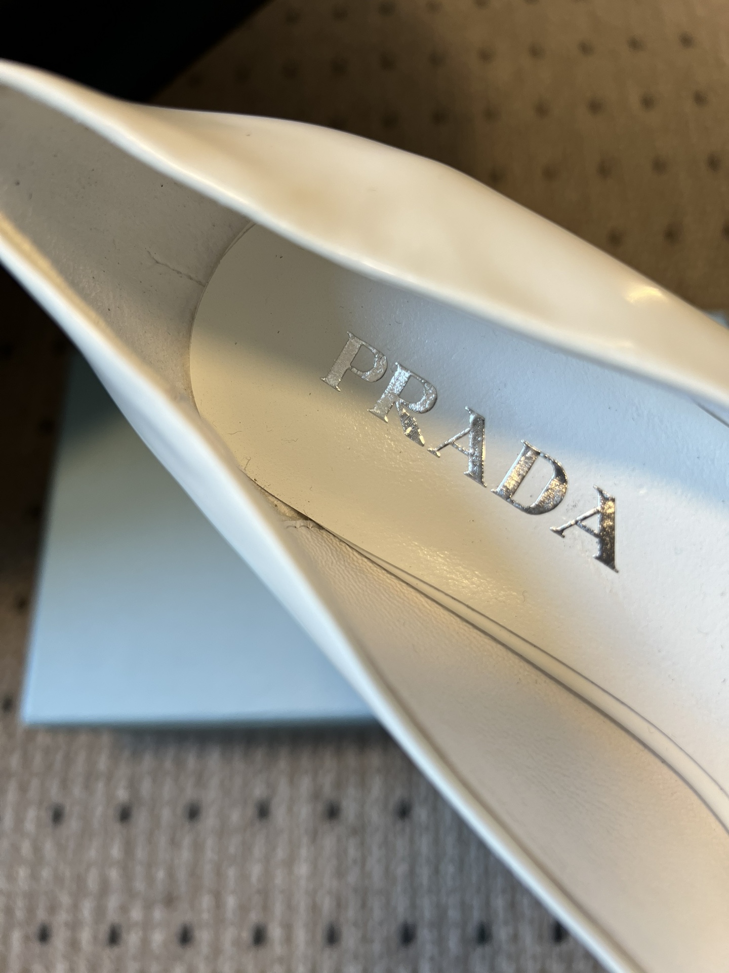 Prad* 26ss经典款三角标尖头小高跟单鞋采用锐利尖头+几何三角标的组合，鞋头处的三角拼接是品牌辨识