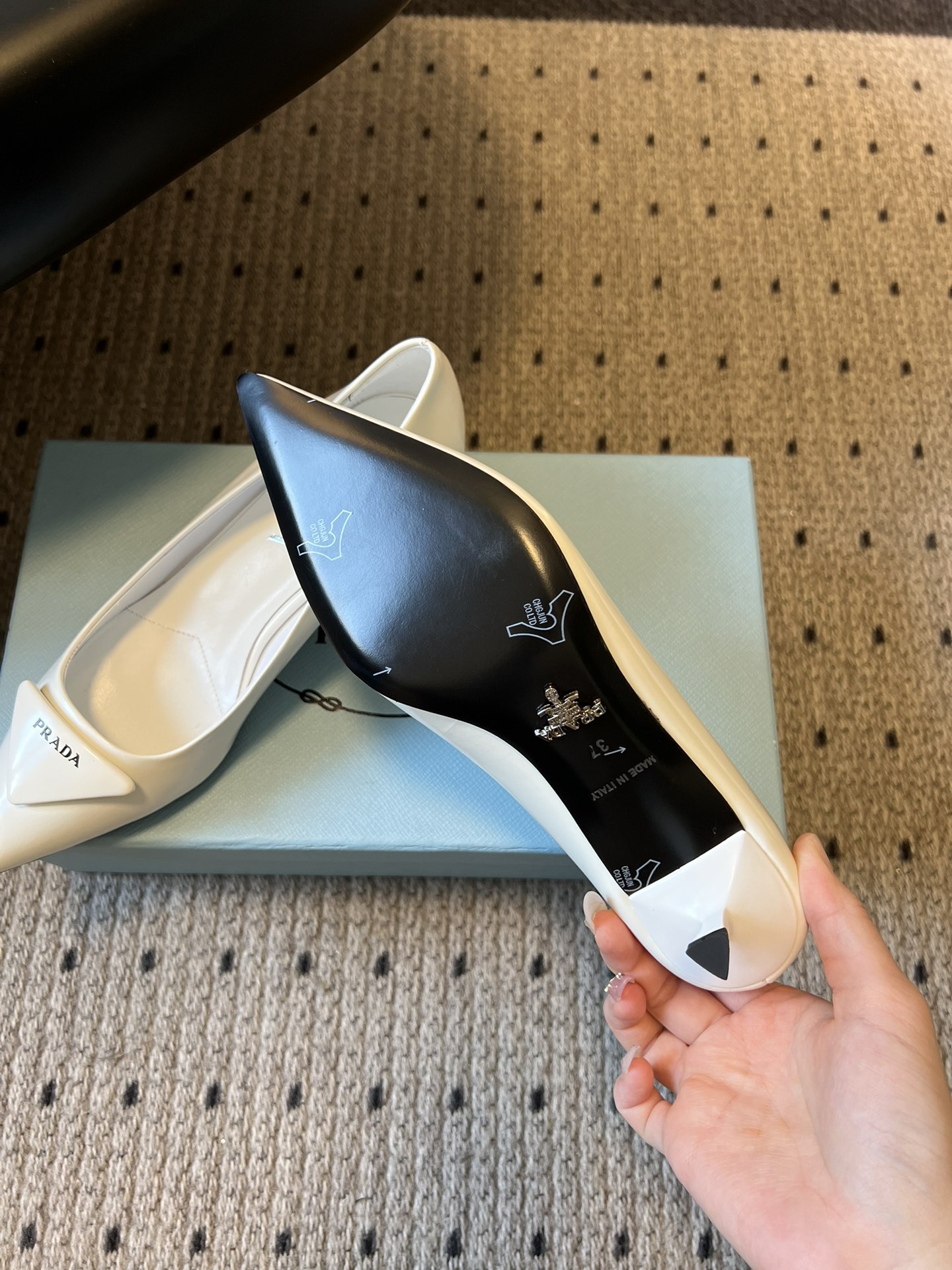 Prad* 26ss经典款三角标尖头小高跟单鞋采用锐利尖头+几何三角标的组合，鞋头处的三角拼接是品牌辨识