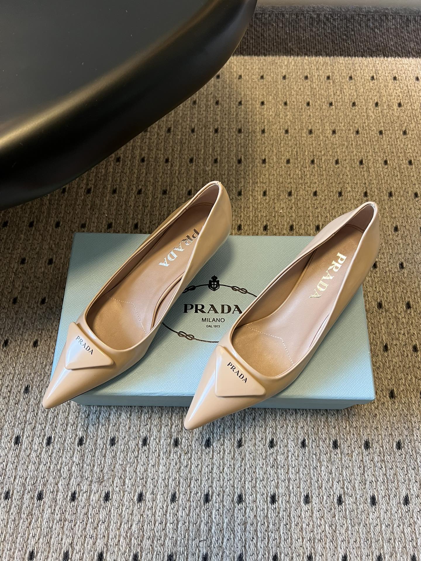 Prad* 26ss经典款三角标尖头小高跟单鞋采用锐利尖头+几何三角标的组合，鞋头处的三角拼接是品牌辨识