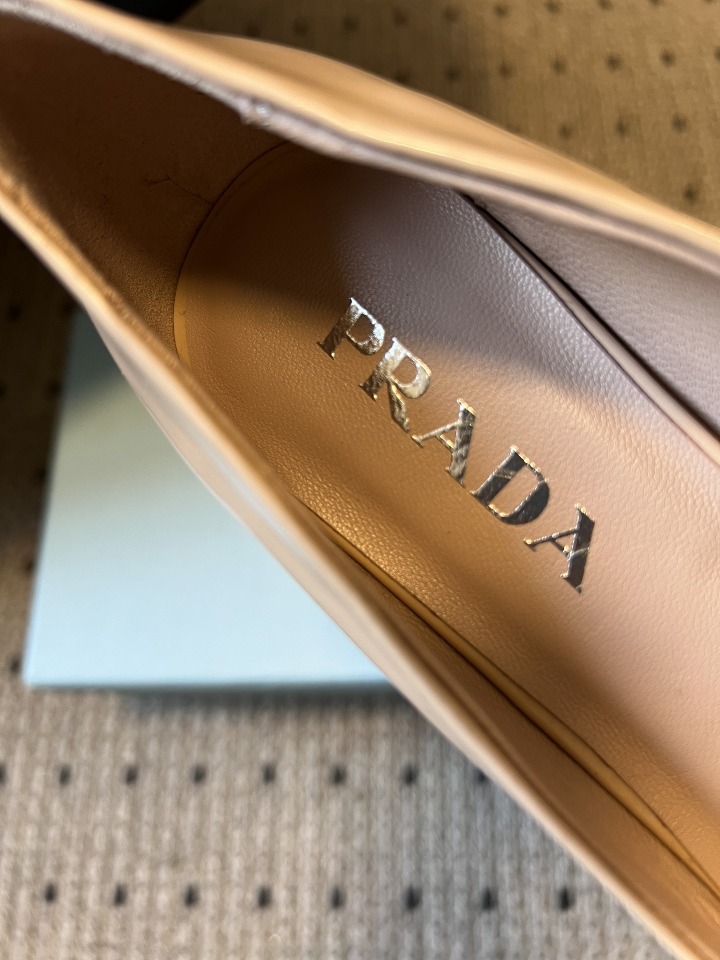 Prad* 26ss经典款三角标尖头小高跟单鞋采用锐利尖头+几何三角标的组合，鞋头处的三角拼接是品牌辨识