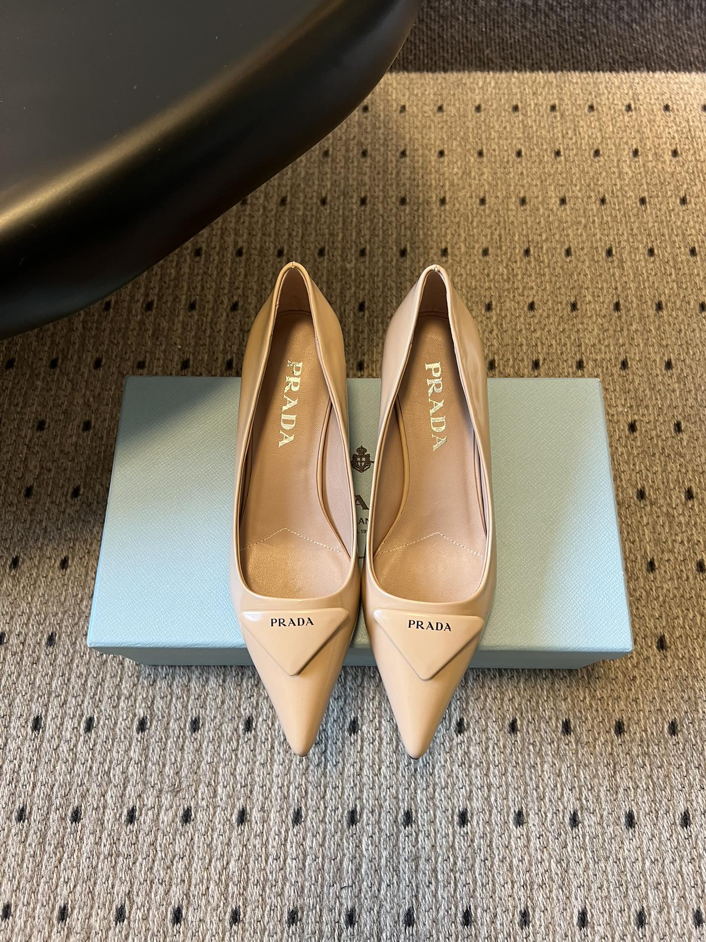 Prad* 26ss经典款三角标尖头小高跟单鞋采用锐利尖头+几何三角标的组合，鞋头处的三角拼接是品牌辨识