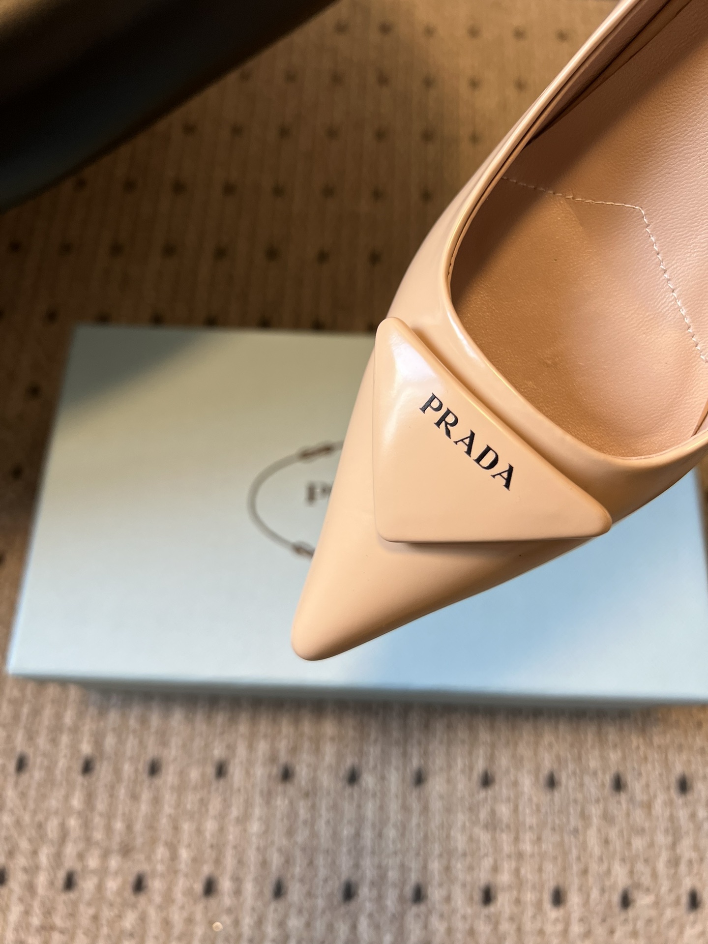 Prad* 26ss经典款三角标尖头小高跟单鞋采用锐利尖头+几何三角标的组合，鞋头处的三角拼接是品牌辨识