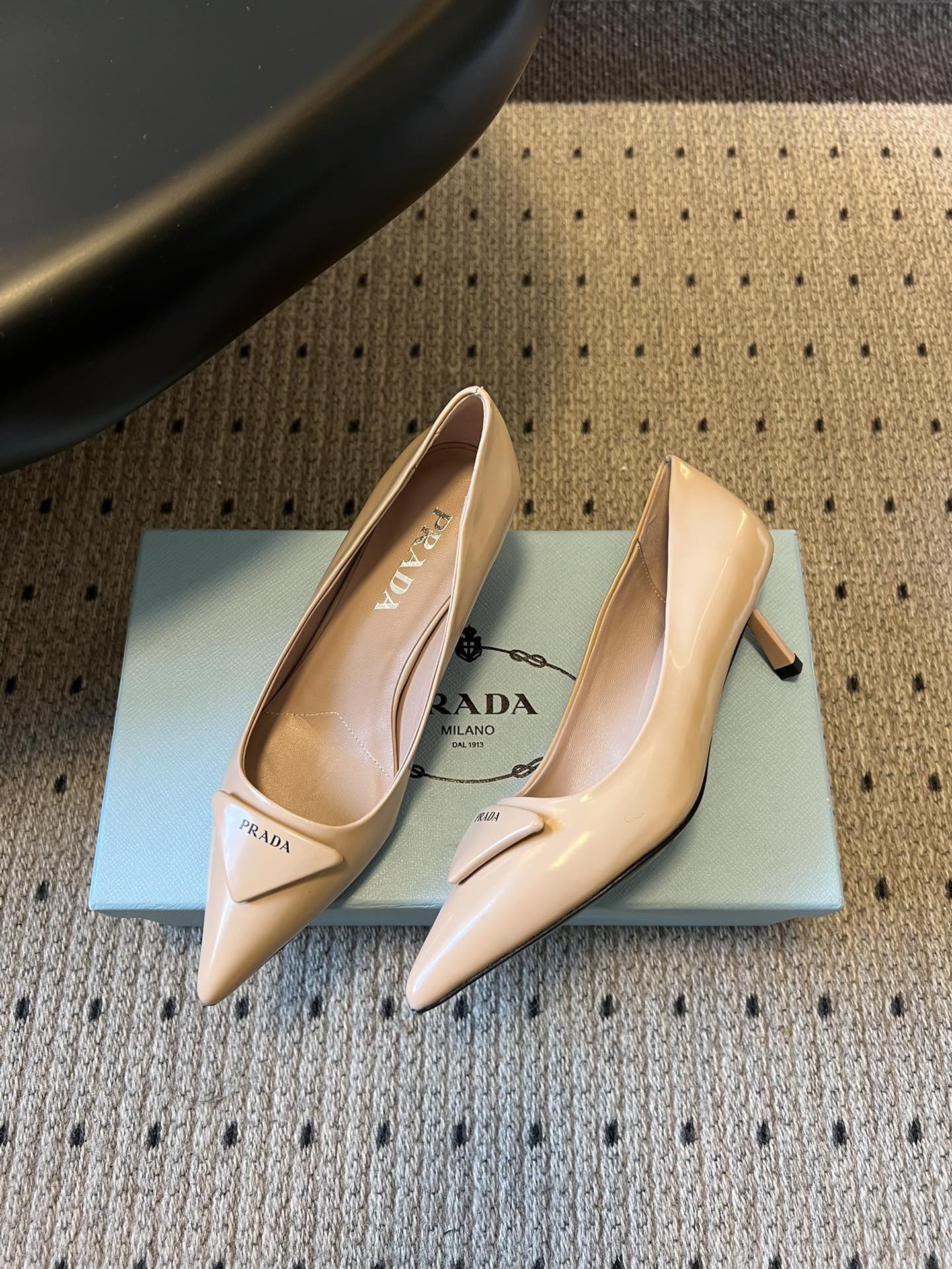 Prad* 26ss经典款三角标尖头小高跟单鞋采用锐利尖头+几何三角标的组合，鞋头处的三角拼接是品牌辨识