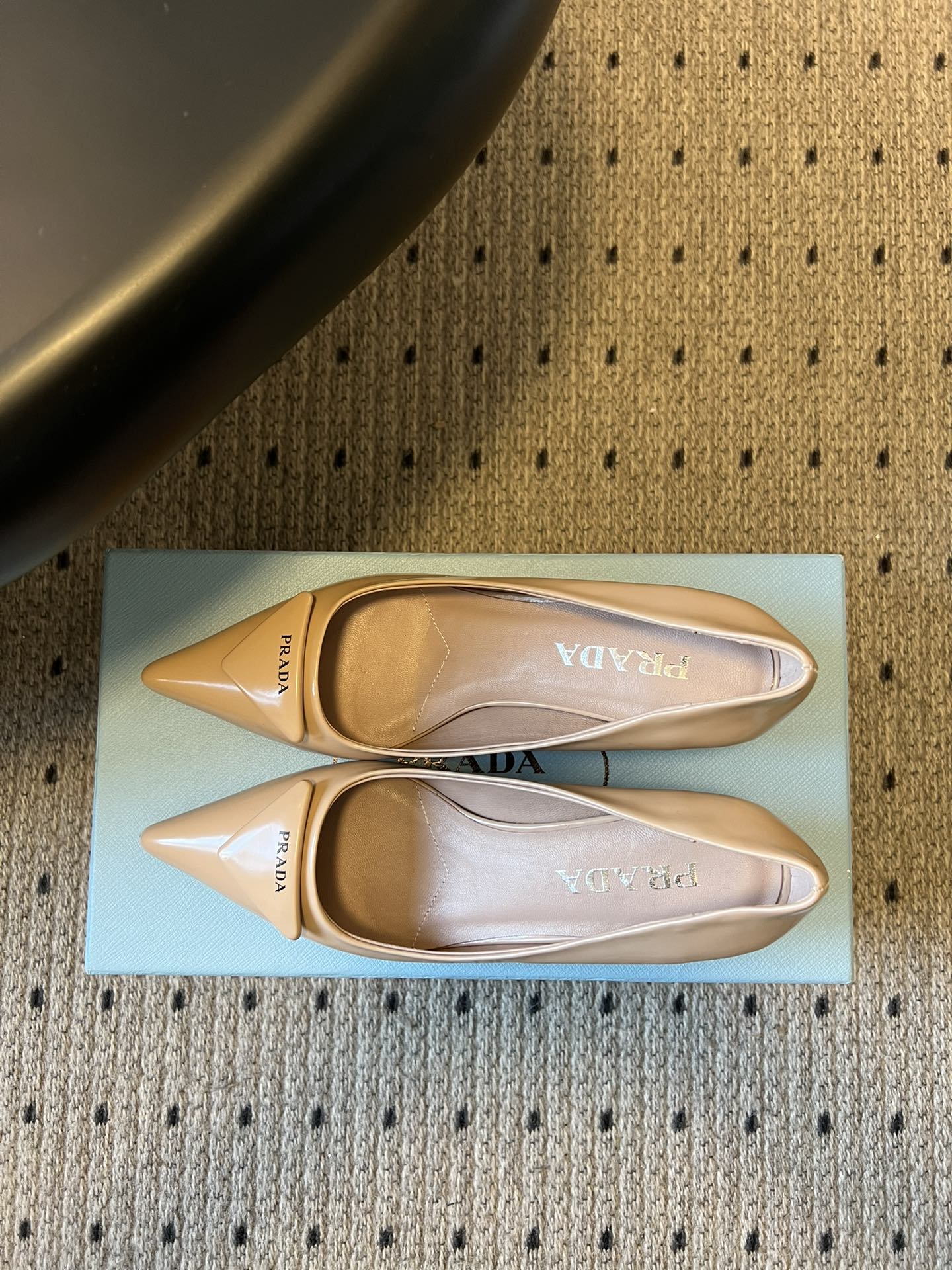 Prad* 26ss经典款三角标尖头小高跟单鞋采用锐利尖头+几何三角标的组合，鞋头处的三角拼接是品牌辨识