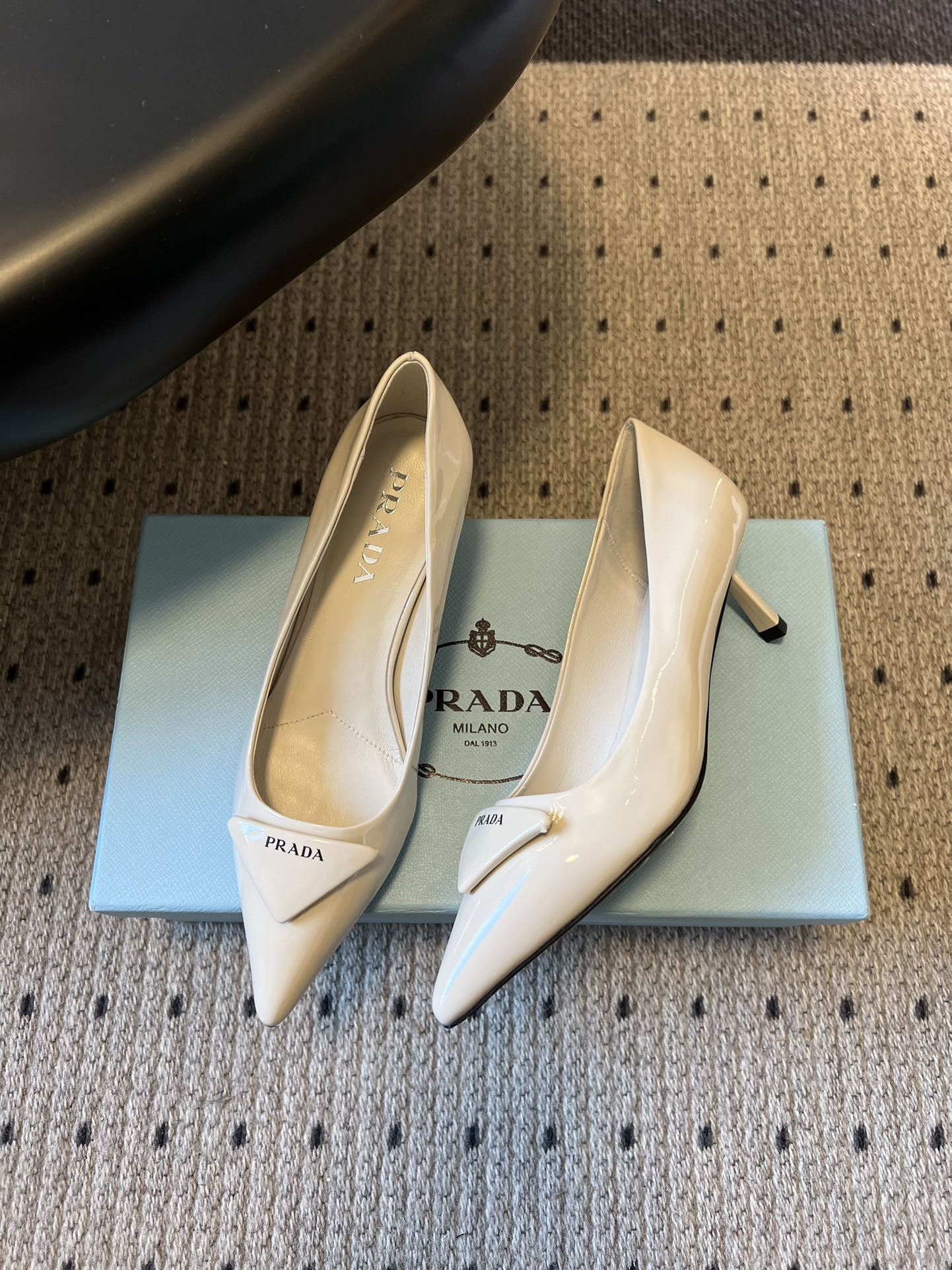 Prad* 26ss经典款三角标尖头小高跟单鞋采用锐利尖头+几何三角标的组合，鞋头处的三角拼接是品牌辨识