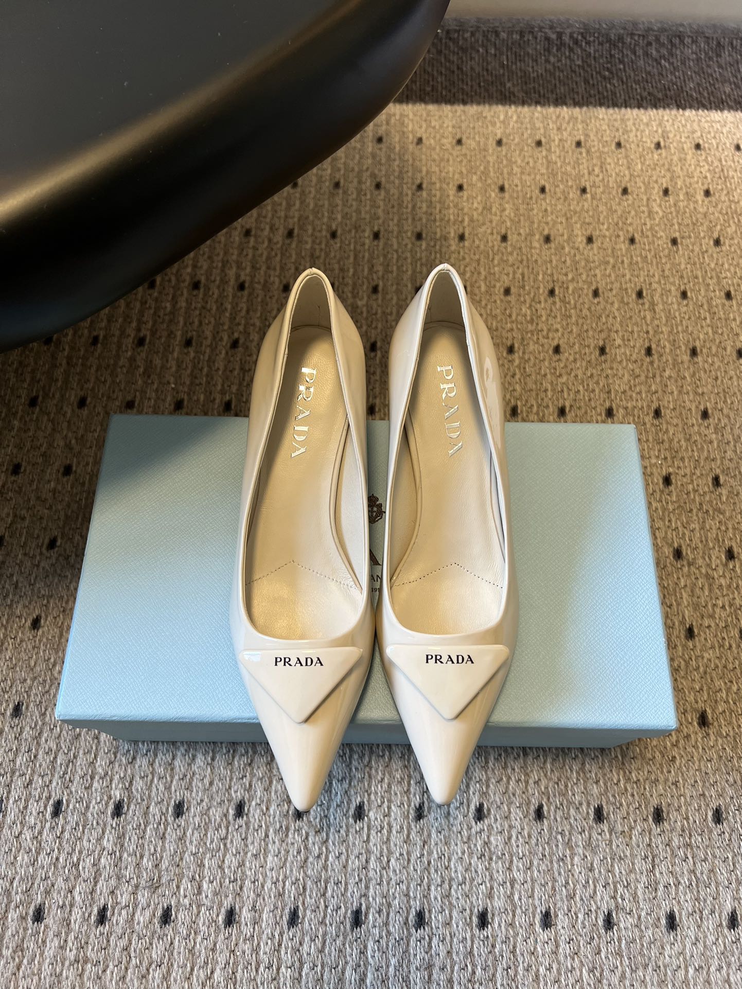Prad* 26ss经典款三角标尖头小高跟单鞋采用锐利尖头+几何三角标的组合，鞋头处的三角拼接是品牌辨识